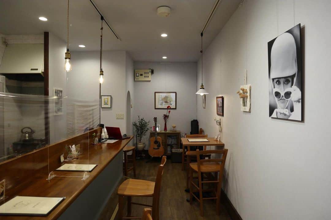 石井輝明さんのインスタグラム写真 - (石井輝明Instagram)「浦和。 最近は家にいることが増えたので、ドラマをまたたくさん観ている。 おもしろいのなんぼでもあるやん。  #cafenicole #cafe #coffee #カフェ #喫茶店 #埼玉カフェ #浦和カフェ #カフェ芸人 #緊急事態宣言伸びそうですね #自炊ゼロの独身一人暮らし小忙しいおじさんとしては #20時以降お店開いてないのは中々キツい #早く世の中が落ち着くことを願うばかり #医療従事者の皆様ありがとうございます #なんとか恩返しできるように頑張りますので」2月1日 21時56分 - comandanteishii
