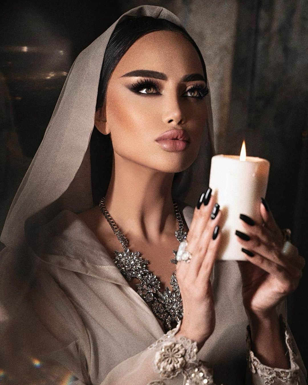 Nita Kuzminaのインスタグラム：「Все побеждает любовь, и любви мы покоримся! 🖤🕯  Photo: @tyom_akop  Style: @vv_valera  Muah: @kris.semak  Hair: @zaynalioglu  Dress: @senta_bridal_moscow」