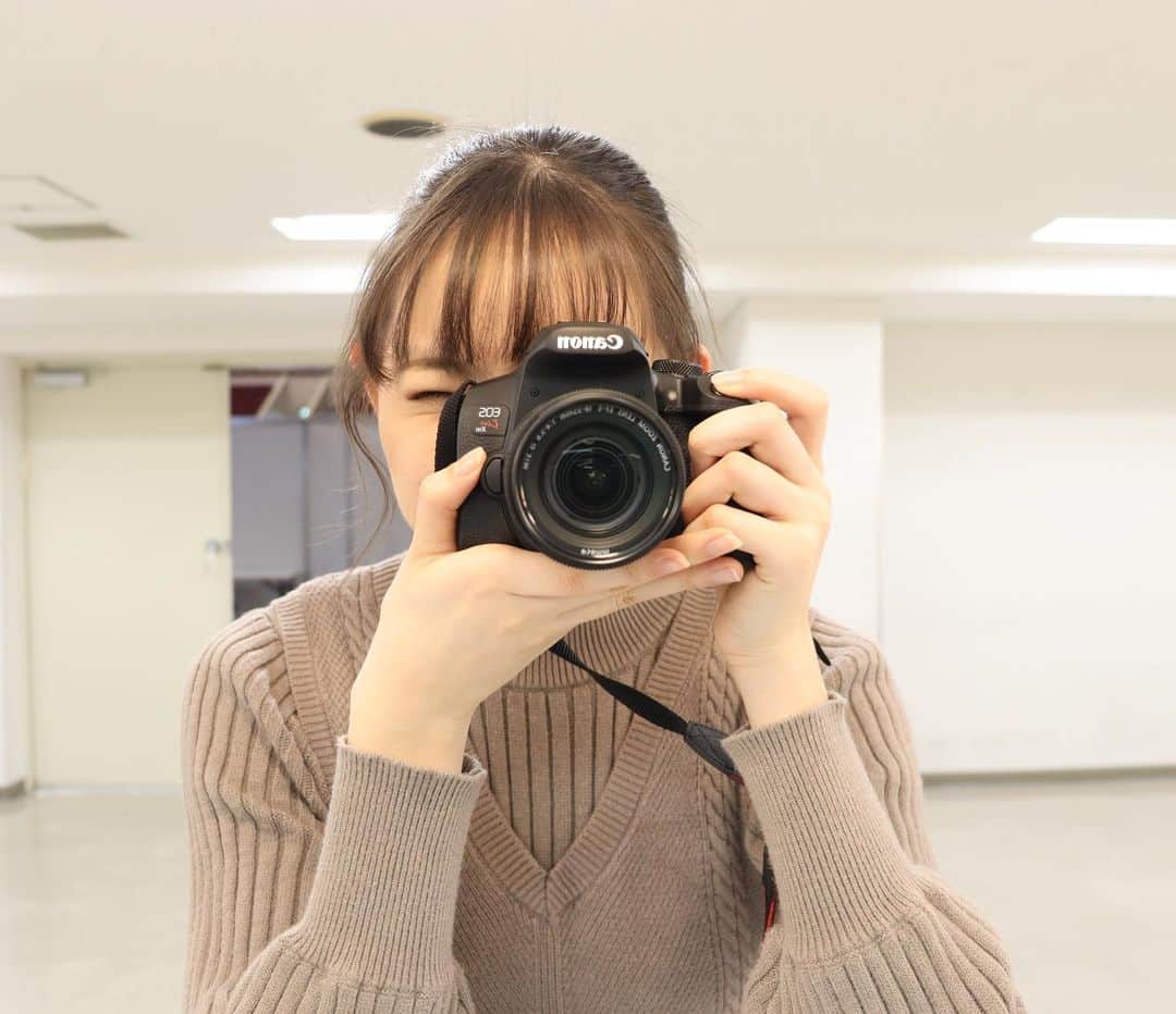 下口ひななのインスタグラム：「New Camera﻿ ﻿ ﻿ 2月もよろしくお願いします🍫💗﻿ ﻿ 1月のはじめに新しいカメラを買いました！﻿ カメラが趣味なのでこれから主にメンバーとか風景とかいっぱい撮っていこうと思います！﻿ ﻿ カメラのお仕事増えたら嬉しいなぁ！！﻿ ﻿ 編集もパソコンに変えてめっちゃ楽しいこれ🥺﻿ ﻿ #カメラ #カメラ女子 #canon  #eoskissx10i  #AKB48」