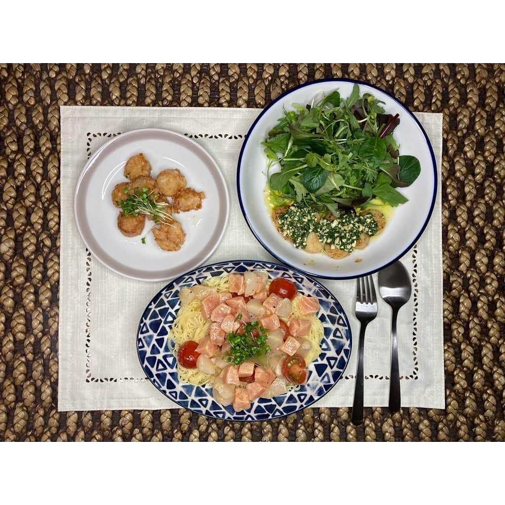 ねりお弘晃のインスタグラム：「⠀ ⠀ 【ごはん記録】⠀ ⠀ ホタテ尽くし✌︎('ω')✌︎ ⠀ ⠀ ・魚介の冷製レモンパスタ⠀ ・ホタテの唐揚げ⠀ ・バジルソースのホタテバター炒め⠀ ⠀ 上京して10年。初めてパスタを湯がきました🍝👀 ⠀ ⠀ 『パスタ料理は逃げ』と変な偏見がありまして。。。笑⠀ ⠀ カッペリーニというパスタを買いましたが細さに「素麺やん」とツッコミ、白飯に勝つものは無いなと再確認。⠀ ⠀ ふるさと納税って本当素敵やん。⠀ ⠀ #ねりお飯 #ティファール #tfal #cook4me #圧力鍋 #男飯 #男料理 #クラシル #kurashiru #おうちごはん #手料理 #簡単レシピ  #ふるさと納税」