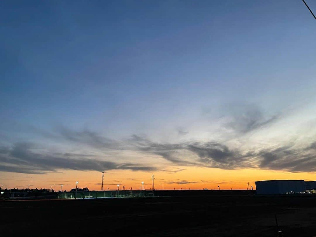 永井葉月さんのインスタグラム写真 - (永井葉月Instagram)「. . . "be responsible for my own actions" . . 自分の行動に責任を持つ 過ごしていく時間全てに意味があり 絶対に忘れては行けない 忘れることない思い出も一緒に 背負って進んでいくことになる この想いは これからの自分の姿に現れる . . #sky #sunset #fieldhockey  #beautifulview #wish #growth」2月1日 22時08分 - hazuki815hazuki