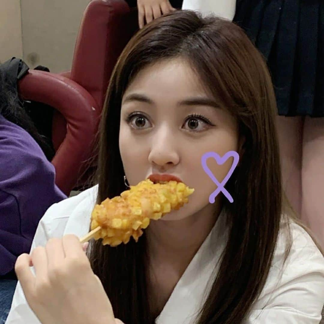 ジヒョさんのインスタグラム写真 - (ジヒョInstagram)「♡ jihyo day should be a national holiday i think🤔 i only want to see people talk about JIHYO today⠀ — #HappyJihyoDay」2月1日 22時01分 - jypjihyo