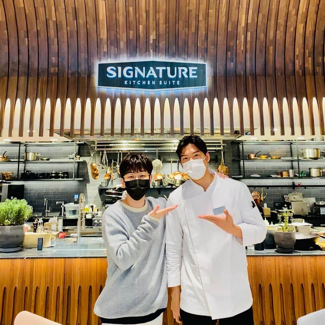DINDINのインスタグラム：「Congrats Chef @austinkangg 🎉🍾🎊 #LobsterEggsBenedict #FrenchOnionSoup #Cafe시그니처키친스위트 #오스틴강 #딘딘」