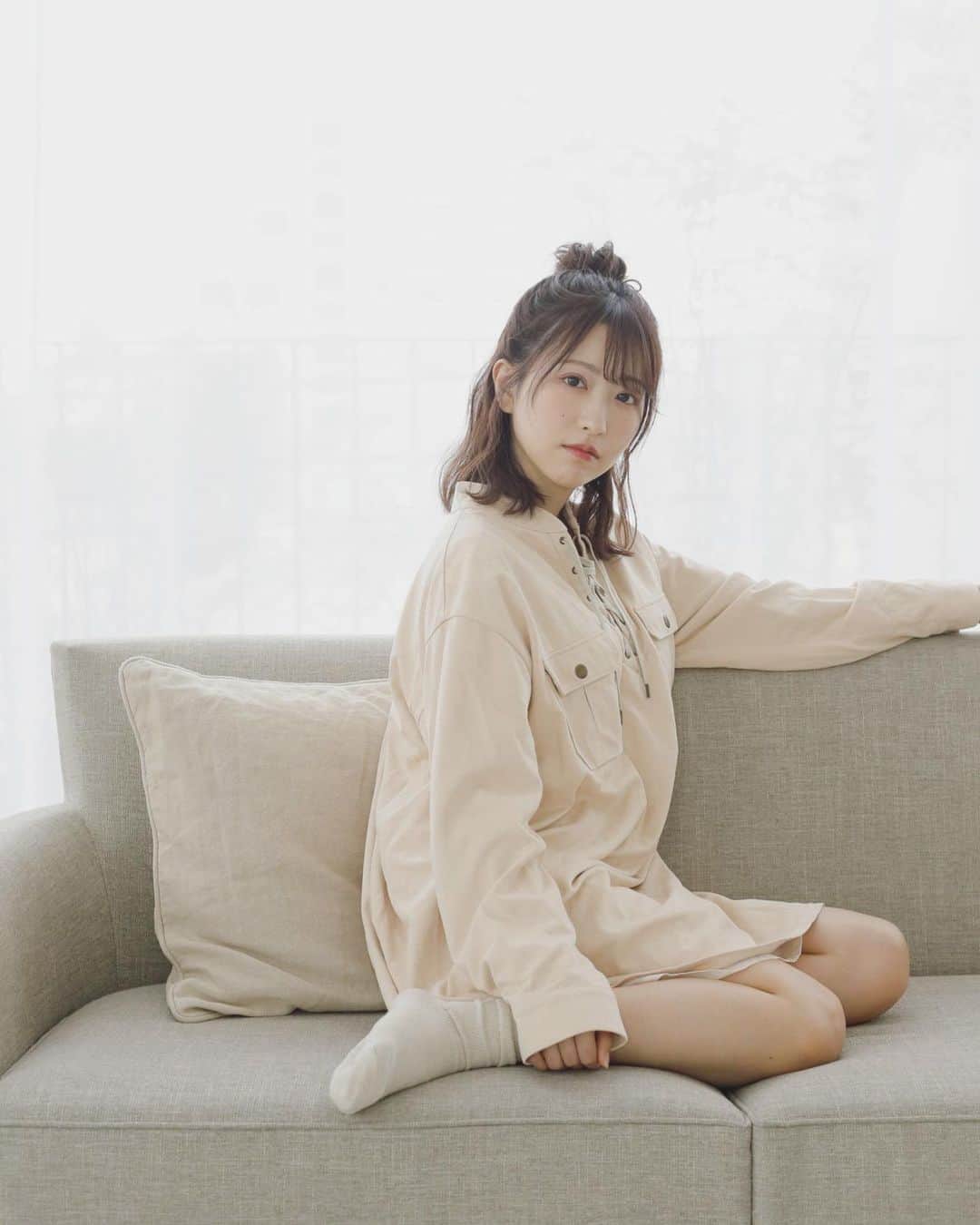 小桃音まいのインスタグラム：「🦭. . おすわり. . 月曜日お疲れ様でした、. 今日からまた1週間頑張ろうね〜❤︎. . 今週の目標は新しい枕を買って. すやすや過眠することです🛌🌙. .」
