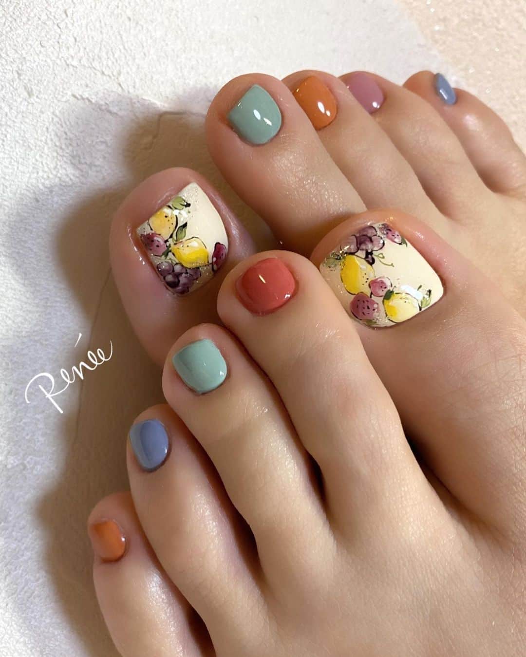 ネイルサロンレネのインスタグラム：「design by @renee_haruna.24  赤松晴菜🐱  #フルーツネイル #春ネイル ＃フットネイル  nailsalon Renée®︎﻿ ￣￣￣￣￣￣￣￣﻿ TV.メディア出演﻿ スタッフ全員資格保持者﻿ カラー300種類以上﻿ パーツ1000種類以上﻿ 雑誌掲載デザイン多数﻿ ﻿ ﻿ ﻿ ▫︎Renée梅田本店﻿ 【open-close】10:00〜21:00﻿ 【定休日】不定休﻿ 【add】大阪市北区堂山町15-23-908﻿ ﻿ ▫︎Renée les deux梅田店﻿ 【open-close】10:00〜21:00﻿ 【定休日】不定休﻿ 【add】大阪市北区堂山町15-23-1003﻿ ﻿ ▫︎Renée by Beauland Ashiya芦屋店﻿ 【open-close】10:00〜21:00﻿ 【定休日】不定休﻿ 【add】芦屋市業平町6-11 Ashiya grotto 302﻿ ﻿ ﻿ ﻿ ﻿ ▶︎▶︎▶︎初回クーポンご利用頂けます﻿ ￣￣￣￣￣￣￣￣￣￣￣￣￣￣￣￣﻿ ご予約はプロフィールTOPのリンク内﻿ URLをご利用下さい。﻿ ﻿ ﻿ ﻿ メニューに迷った方やご相談は…﻿ ﻿ 　　🤍Renée公式LINE🤍﻿ ─────────────﻿  【@bos7903t】←※@から入力🔍﻿ ﻿ ﻿ ﻿ ﻿ ﻿ #nail#nails#gelnails#nailart#ネイル#ジェルネイル#美甲#네일#젤네일#nailsalonrenee#ネイルサロンレネ﻿ #大阪ネイルサロン#梅田ネイルサロン#芦屋ネイルサロン#神戸#芦屋#beauland#ビューランド﻿ #芦屋ネイルサロン#love#instagood」