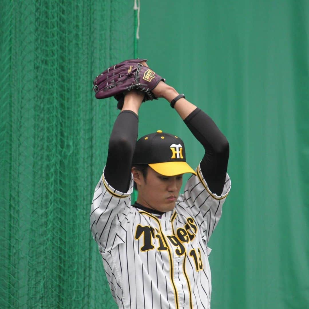 藤浪晋太郎さんのインスタグラム写真 - (藤浪晋太郎Instagram)「2021 春季キャンプはじまりました⚾️ 僕のオフが終わりを告げる瞬間であります…笑 やはりユニフォーム着ると気が引き締まりますね‼️ 2021年シーズンも応援よろしくお願いします😘  最後の写真の紫のグローブ、 （@zettbaseball_jp ） めちゃくちゃ綺麗な色で気に入ってます‼️ オーダー考えてる方はぜひ笑  では、明日以降も頑張ります！  Photo by @chariko_endo   #藤浪晋太郎 #阪神タイガース #沖縄キャンプ」2月1日 22時07分 - fujinami_shintaro