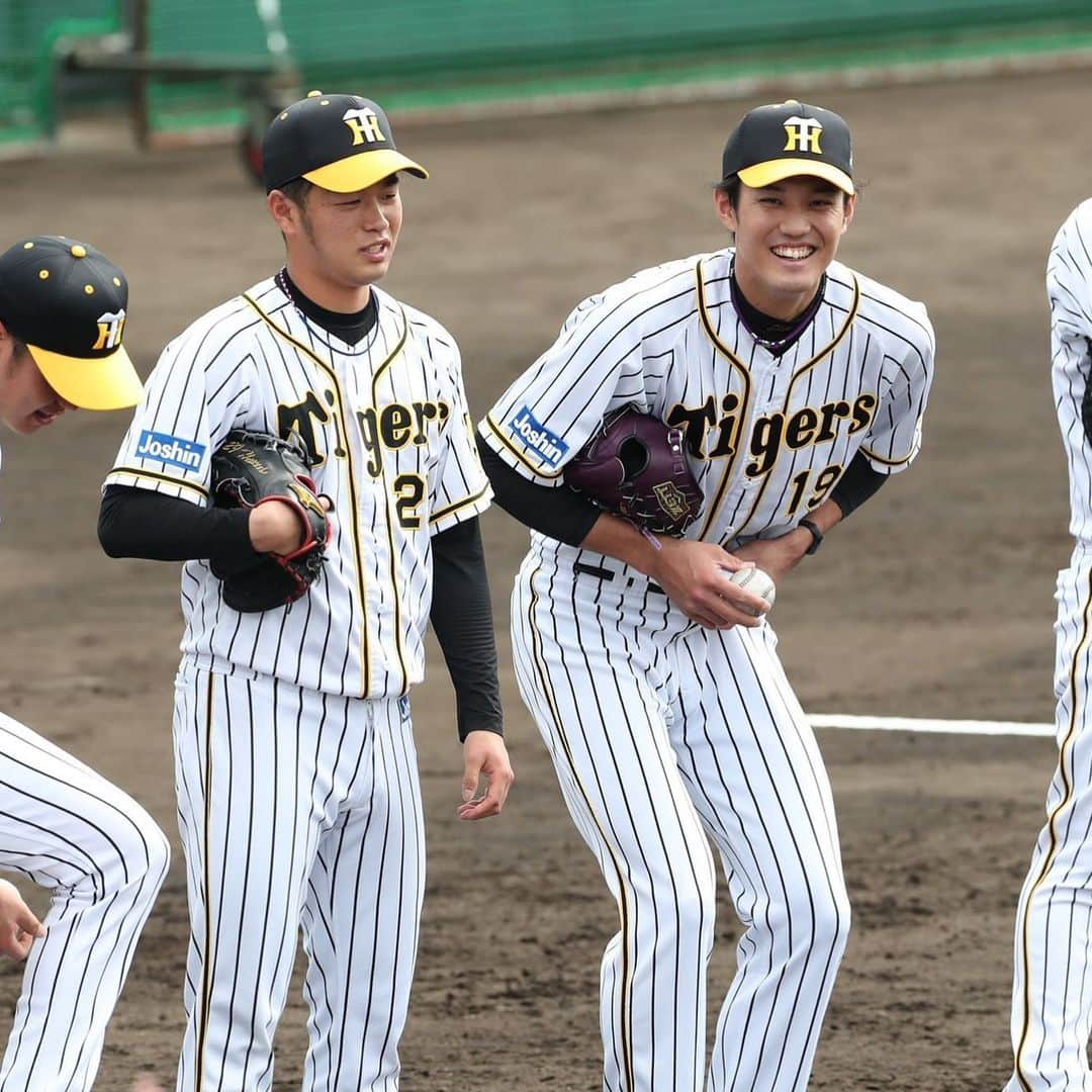 藤浪晋太郎さんのインスタグラム写真 - (藤浪晋太郎Instagram)「2021 春季キャンプはじまりました⚾️ 僕のオフが終わりを告げる瞬間であります…笑 やはりユニフォーム着ると気が引き締まりますね‼️ 2021年シーズンも応援よろしくお願いします😘  最後の写真の紫のグローブ、 （@zettbaseball_jp ） めちゃくちゃ綺麗な色で気に入ってます‼️ オーダー考えてる方はぜひ笑  では、明日以降も頑張ります！  Photo by @chariko_endo   #藤浪晋太郎 #阪神タイガース #沖縄キャンプ」2月1日 22時07分 - fujinami_shintaro