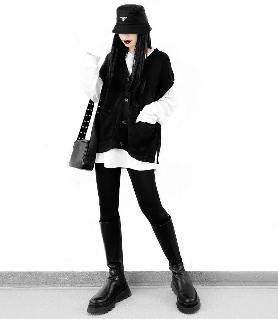 lve_xxxxのインスタグラム：「.﻿ .﻿ 𝗚𝗨 ｺｰﾃﾞ﻿ ﻿ #フロントボタンニットベスト ﻿ 着てみた感じはこんな感じ。﻿ ﻿ ※ XXL 着用﻿  肩の落ち具合 & ゆったり感が たまらん🤤♡  ｻｲﾄﾞにｽﾘｯﾄも入ってて なにより、ﾎﾟｹｯﾄがあるのが良き🙆‍♀️ #ﾎﾟｹｯﾄ好き  ﾏｼﾞでこれは買いだと思う✌️﻿  ﻿ ﻿ －－－－－－－－－－－－－－－－－－﻿ ﻿ その他ｺｰﾃﾞｱｲﾃﾑ詳細は﻿ WEARをご覧くださいませ。﻿ ﻿ WEAR ： lvexxxx ﻿ 💻 https://wear.jp/sp/lvexxxx/﻿ ﻿ －－－－－－－－－－－－－－－－－－﻿ ﻿ ﻿」
