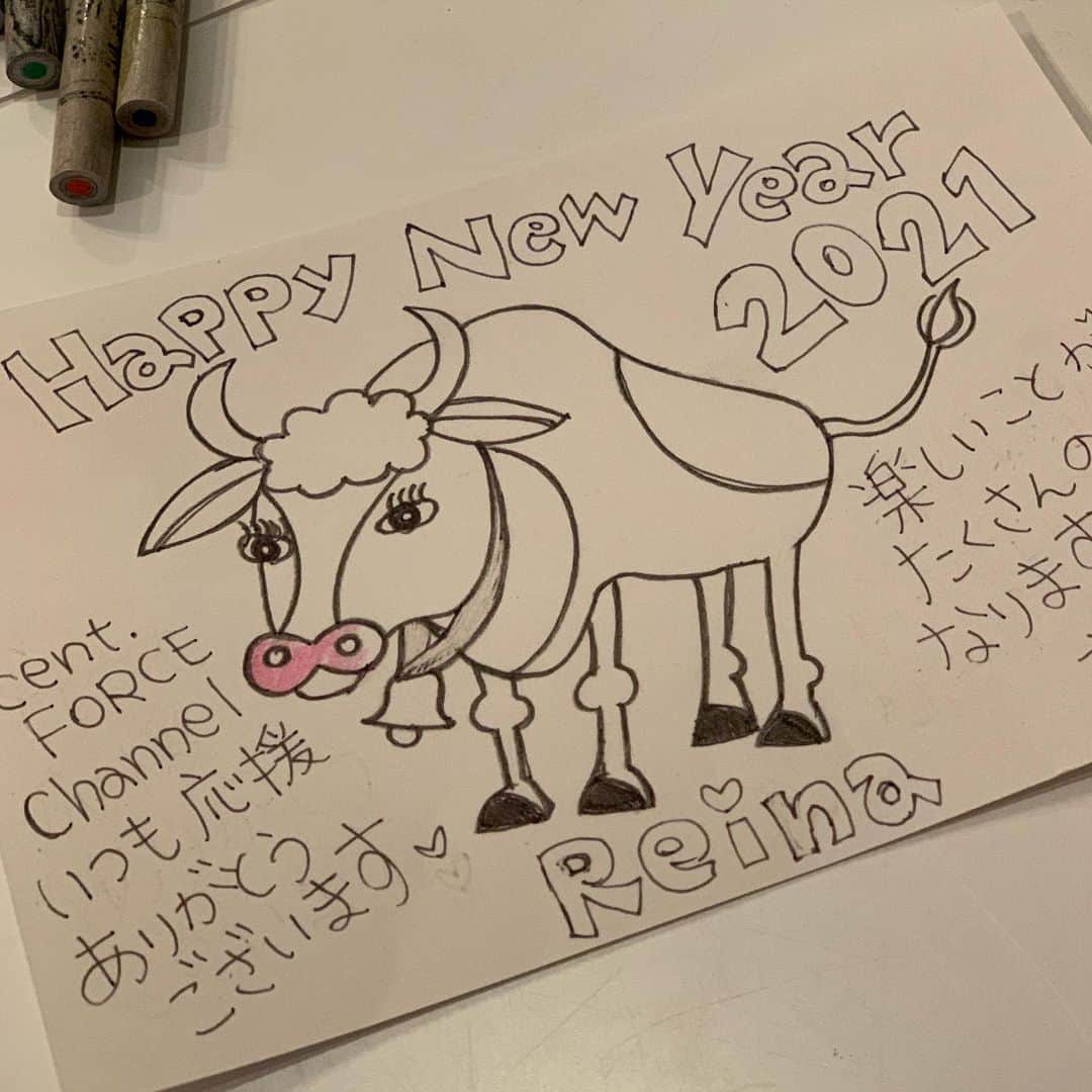 吉田玲奈さんのインスタグラム写真 - (吉田玲奈Instagram)「✪✏️🐂 事務所の会員サイトの年賀状プレゼント企画で、2021年の年賀状を去年描きました。このイラストはどこかの牛のイラスト画を真似して描きました❥ 小学生以来？の色鉛筆でカラフルに仕上げて遊んでみました❥ たった一枚の年賀状、どなたに届いたのかなぁ〜？なんて不意に思い出しアップしちゃいました✨🐂 ここ数年、年賀状を出さなくなってしまい💦今更ですが、今年年賀状をくださった皆様、お返事も出せず申し訳ありませんでした。。。写真付きの年賀状は会えなくても元気な姿が見られてうれしいものです✨ 来年は…お返事出します🙏  #年賀状 #セントフォースチャンネル #セントフォース年賀状 #一枚だけの年賀状 #2021年賀状 #カラフルな牛 #塗り絵 #イラスト #お絵描き #楽しかった #真似絵 #牛の絵 #カラフル」2月1日 22時17分 - reina.yoshida.ciel.1218