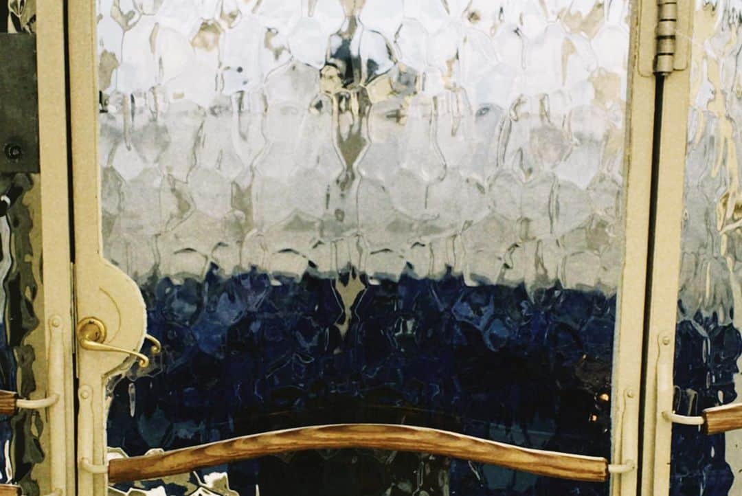 斉藤翠さんのインスタグラム写真 - (斉藤翠Instagram)「手作業による修復👩‍🎨 好きな空間、ガラス、照明♡ ・ ・ #スペイン思い出紀行 #スペイン旅行記 #今更ですがシリーズ #spain2019 #spaintravel」2月1日 22時16分 - midori_sss