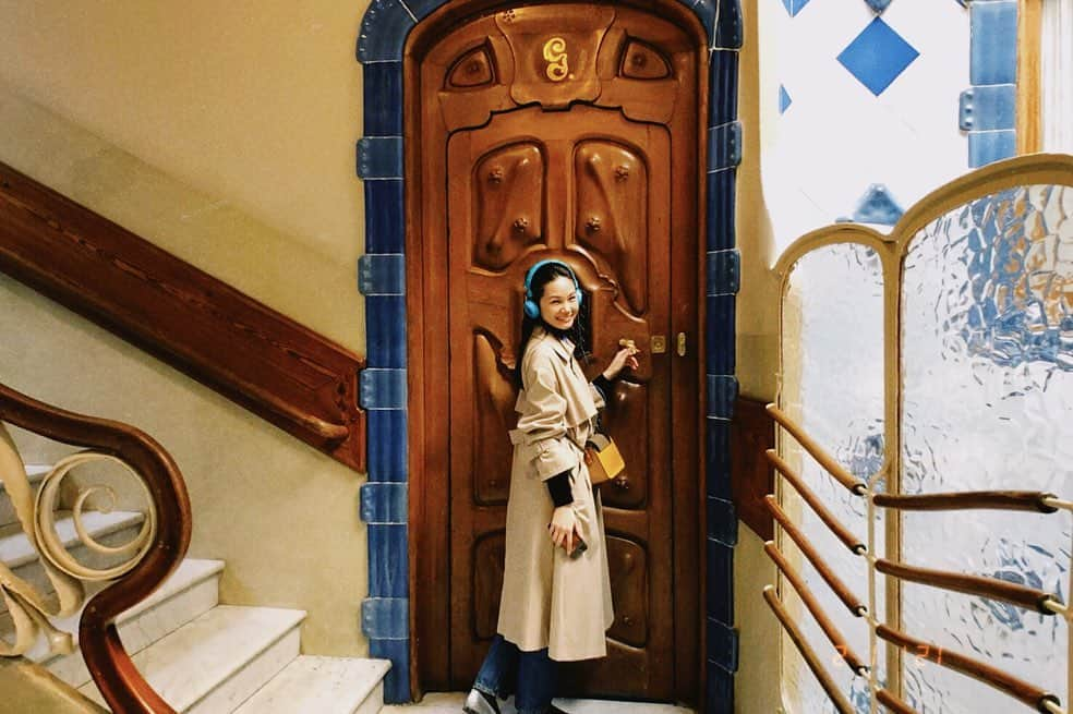 斉藤翠のインスタグラム：「Casa Batlló♡ 実際に住んでいる人が居るので開かない扉。大きかった〜！ ・ ・ #スペイン思い出紀行 #スペイン旅行記 #今更ですがシリーズ #spain2019 #spaintravel」