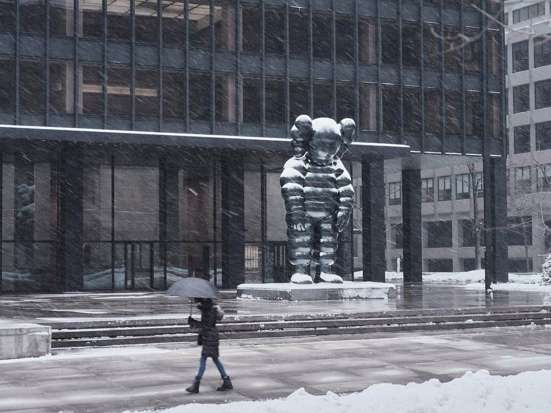 KAWSONEさんのインスタグラム写真 - (KAWSONEInstagram)「Good morning... #KAWS #WHATPARTY #seagrambuilding  #snow #NewYork 📷 by @mikebiondophoto」2月1日 22時18分 - kaws