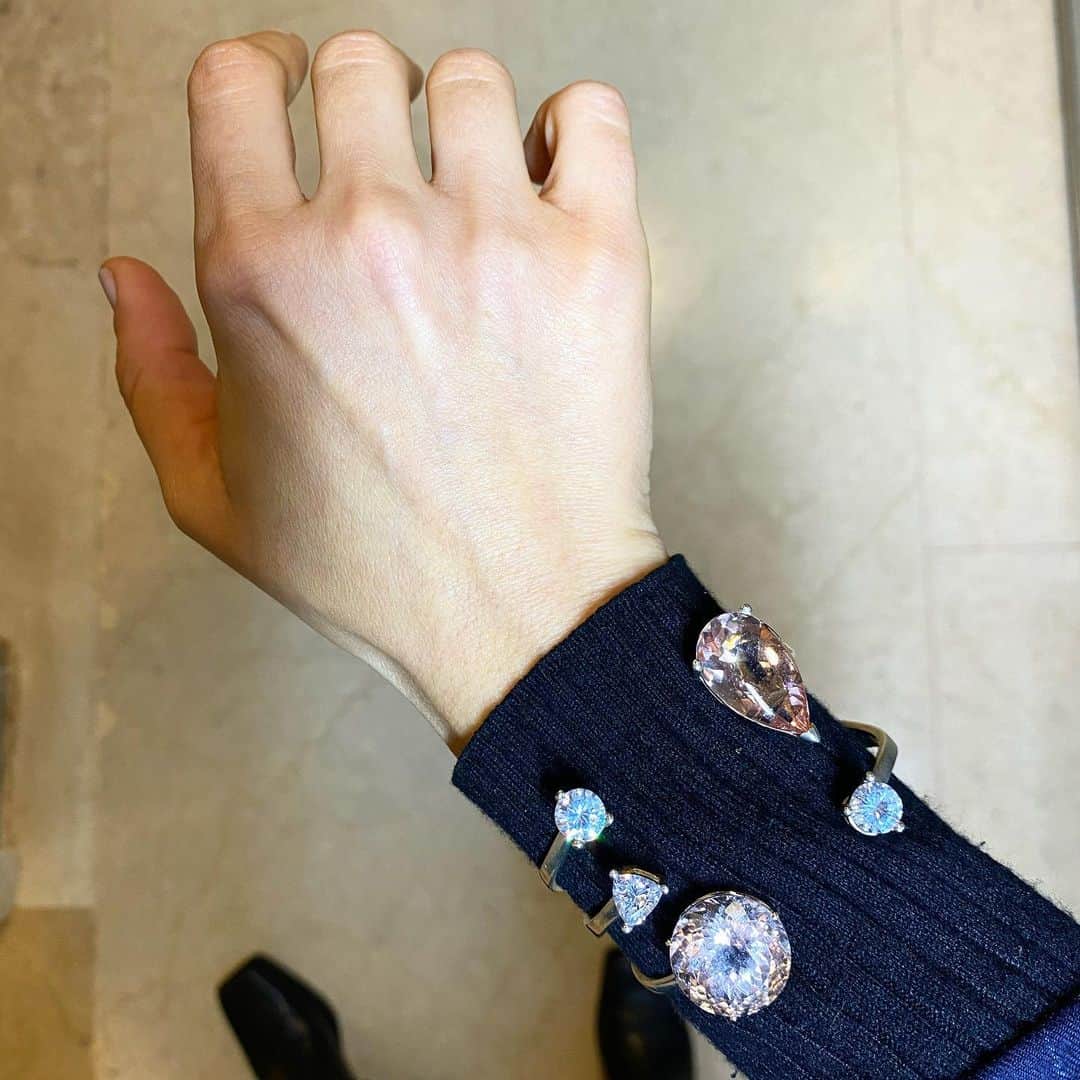 デルフィナデレトレズのインスタグラム：「Casual Monday wearing my Diamonds & Morganites one of a kind ‘Today/Tomorrow” cuff -   - price upon request -  What are you wearing today ?  #delfinadelettrez」
