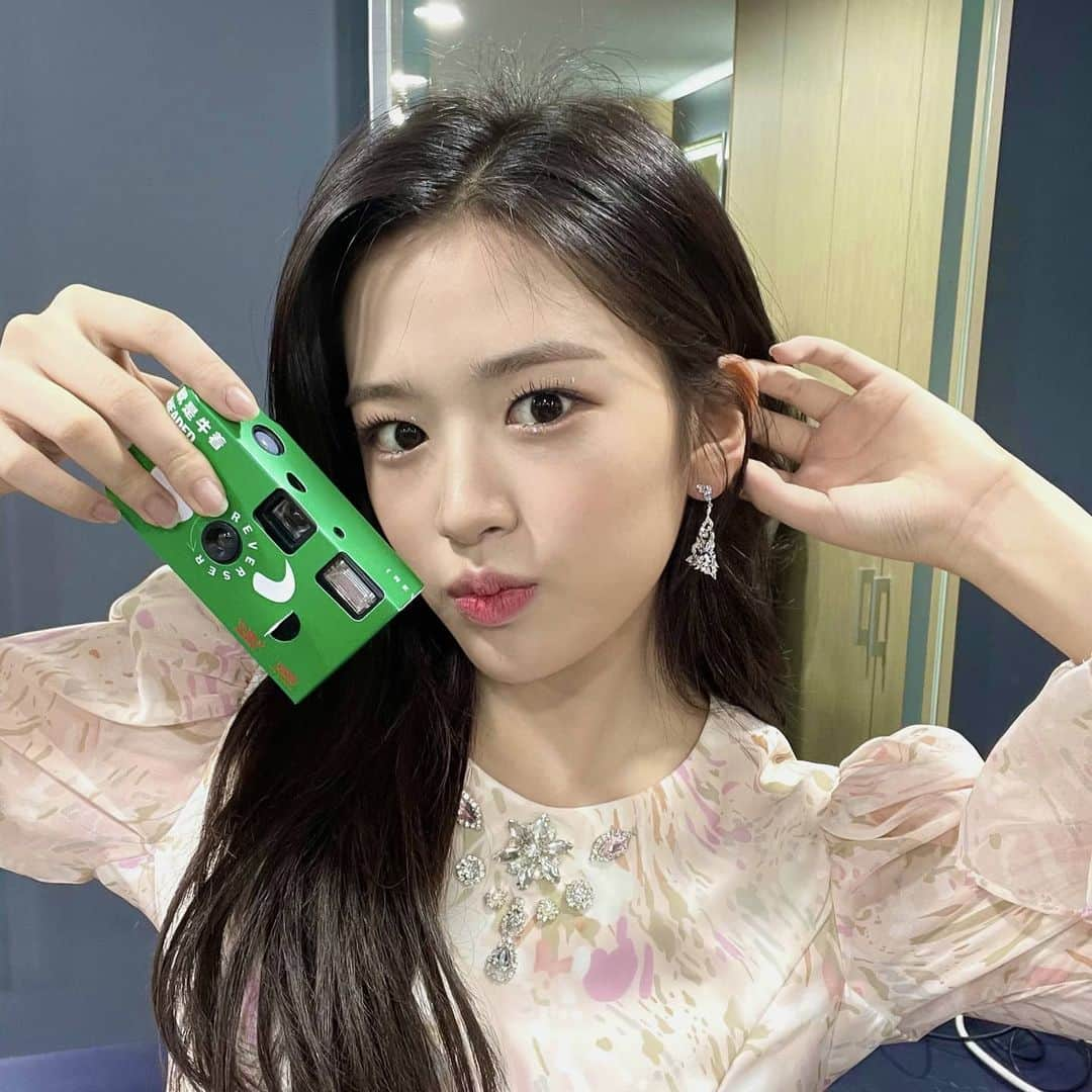 IZ*ONEさんのインスタグラム写真 - (IZ*ONEInstagram)「🐮📸💚  #유진 #ユジン #IZONE #아이즈원 #アイズワン」2月1日 22時23分 - official_izone