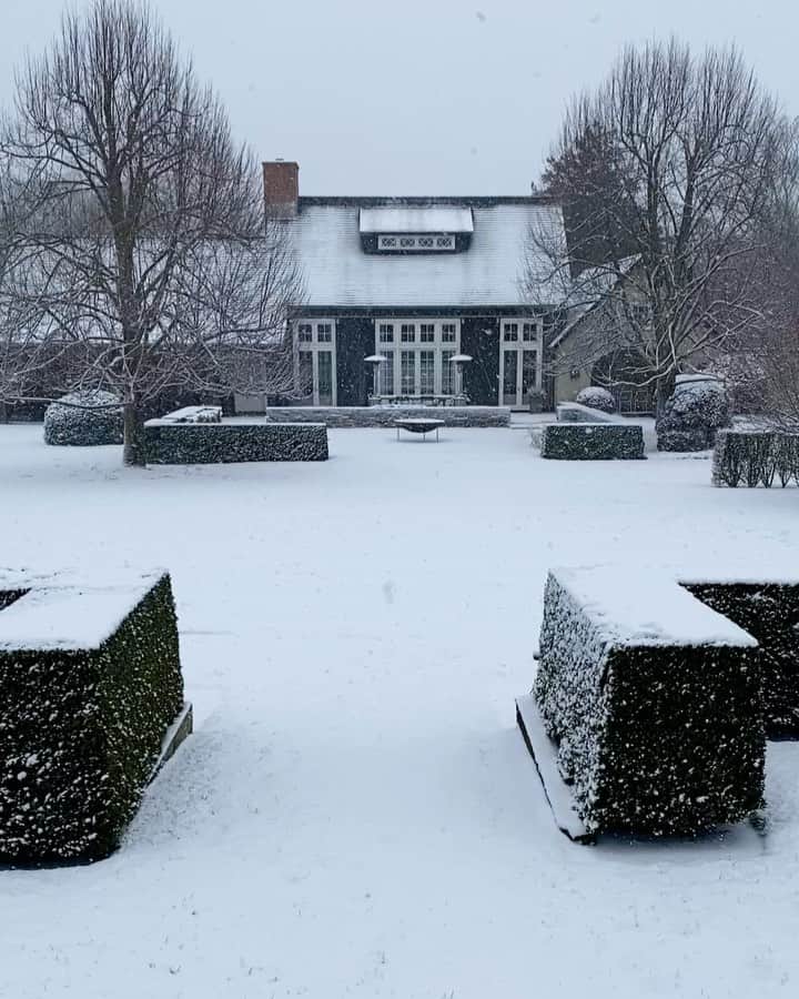 アイナ・ガーテンのインスタグラム：「SNOW DAY!  We get to stay home!  Wait.  We’re already home!  Stay safe! ❄️❄️」