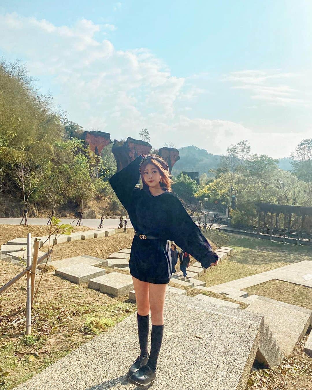 徐薇涵（Wei Han Xu）のインスタグラム：「上禮拜家庭輕旅遊🥰 春愛的視角 只是風好大無法直視🤣 臉都是頭毛🤧」