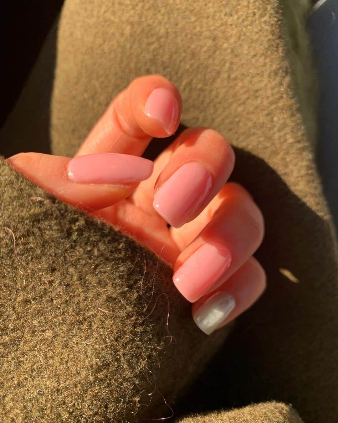 齊藤英里さんのインスタグラム写真 - (齊藤英里Instagram)「初めてのピンク。 透明感あって、飴みたい、、、♡ 小指はうっすらグリーン。 飴みたい、、、 そしてスクエアにしてみた☺️✨✨ 毎度理想を叶えてくれるしゅうこさん。ありがとうございます。」2月1日 22時27分 - erisaito.official