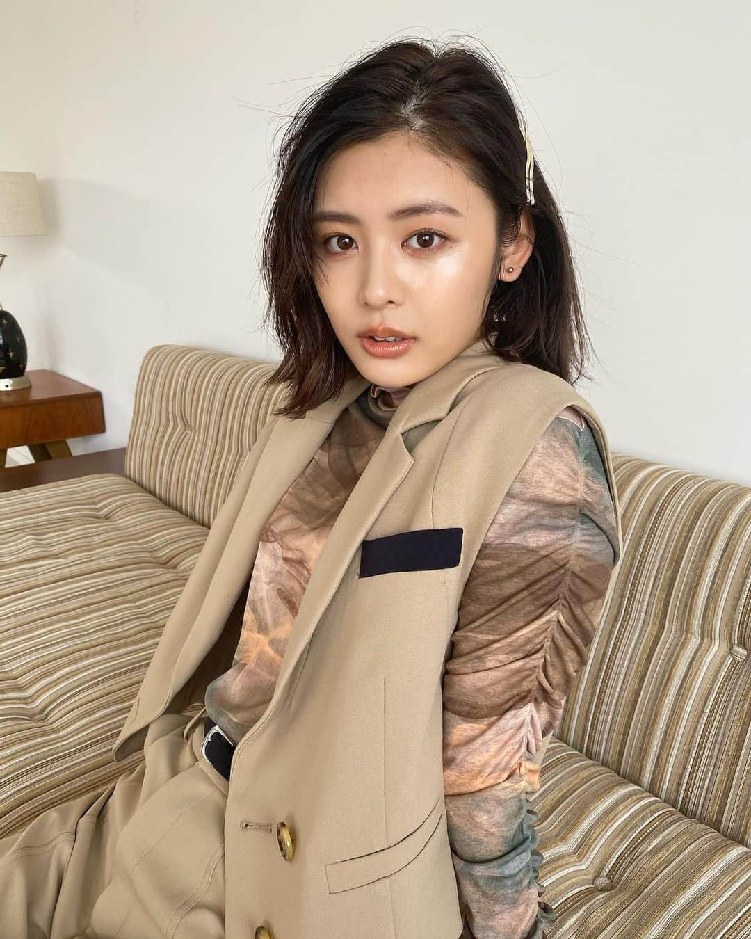高橋有紀のインスタグラム：「美しい星夏ちゃんこのお洋服似合ってた🌙 vivi３月号☺︎ #hairmake #osakana_yuki  #古畑星夏 #vivi」