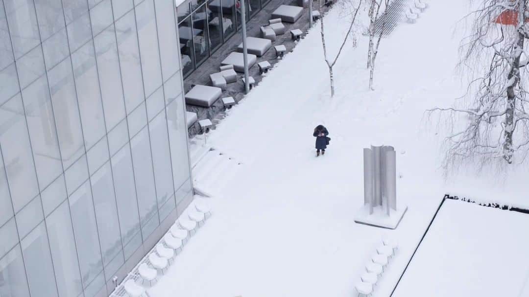 ニューヨーク近代美術館のインスタグラム：「The Museum of Modern Art, @momaps1  and @momadesignstore are closed today due to inclement weather. Stay safe and warm out there! In the meantime, enjoy a tranquil, snowy moment in our Sculpture Garden ❄️」