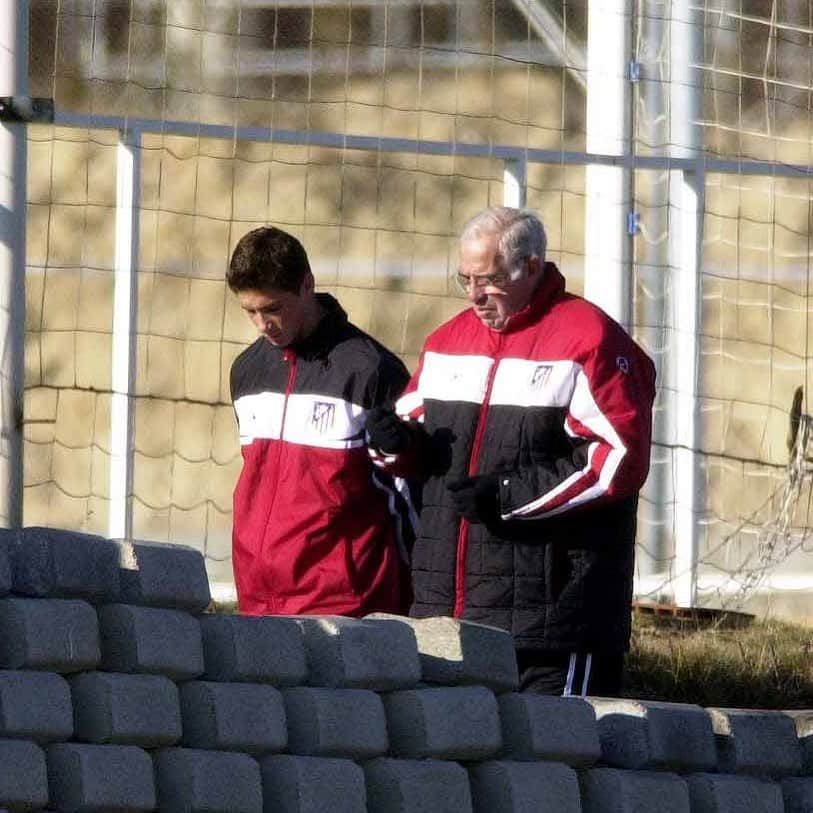 フェルナンド・トーレスのインスタグラム：「Siempre en mi recuerdo. Hoy más que nunca ganar, ganar, ganar y volver a ganar. Fuiste un genio del Fútbol. Gracias Luis」