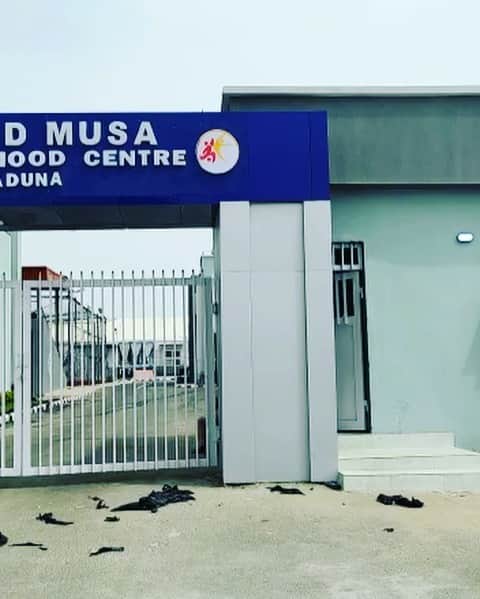 アーメド・ムサのインスタグラム：「Excited to inform you that the long awaited Ahmed Musa Neighbourhood Center Kaduna is now completed and open. Can't wait to see you all use the facilities 👍👍. My KD fans let go 🏃🏿‍♂️😷👍🙏 @ahmedmusacentrekd」
