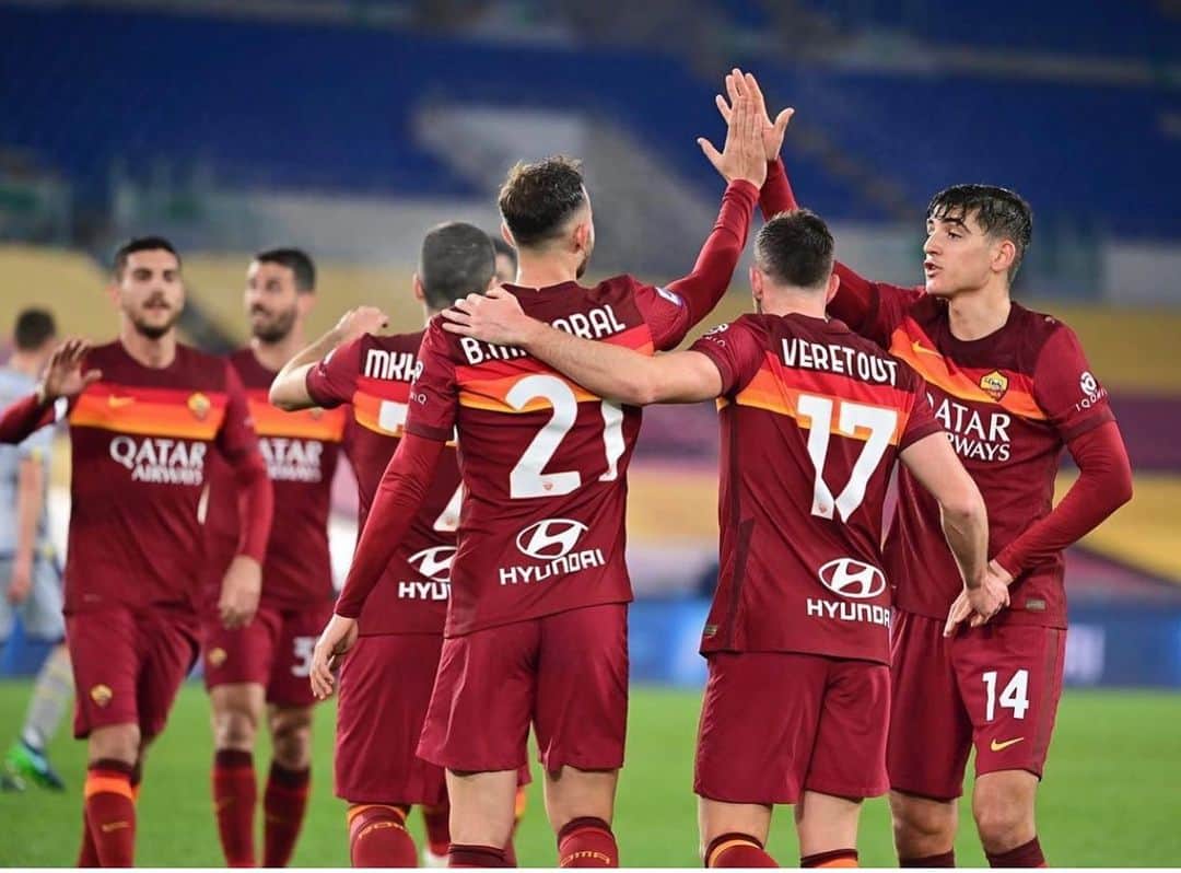ハビエル・パストーレのインスタグラム：「Grande vittoria ragazzi!! +3 e si pensa a la prossima 💛❤️ FORZA ROMA .」