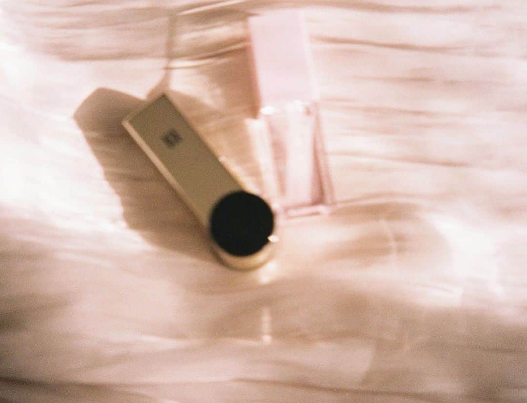 田中えれなのインスタグラム：「﻿ さいきんの、お気に入りのリップ﻿ 紹介用に #film で撮ってみたんだけど﻿ ボケすぎ問題、、﻿(笑) ﻿  どこのかわからんやろがーい。て﻿ ﻿ ﻿  だが載せる (記念)  #rip #メイク #リップ #new #コスメ #コスメ購入品 #コスメ部 #hera #ヘラ #韓国メイク #韓国コスメ #化粧品 #リッププランパー #photo #ootd #makeup #keepintouch #キラキラメイク #いいねした人で気になった人フォロー #いいね返し #filmcamera #film_jp #헤라 #얼짱 #맞팔 #뷰티스타그램 #화장품 #화장품추천 #코스메틱」