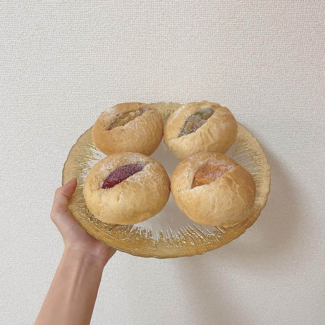 ましゅろ～さんのインスタグラム写真 - (ましゅろ～Instagram)「𝕣𝕖𝕔𝕠𝕞𝕞𝕖𝕟𝕕𓃱  食べ比べ4種🥪﻿ ﻿ ・シャインマスカット﻿ ・黄金桃﻿ ・究極のラズベリー﻿ ・温州みかんと柚子﻿ のジャムぱん🥖﻿ ﻿ ﻿ ﻿ ﻿ 生地はフランスパンで、﻿ 外側はサクサクパリパリ中はふわふわっていう美味しいやつ…🤤﻿ ﻿ ジャムは果肉入ってて、おいしかった！﻿ まるごとシャインマスカットの粒が入ったジャムは贅沢🤍﻿ ﻿ #大人のジャムパン #銀座月と花 #ジャムパン #お取り寄せパン #おすすめパン #食べ比べセット #pr」2月1日 22時37分 - photomasyuro