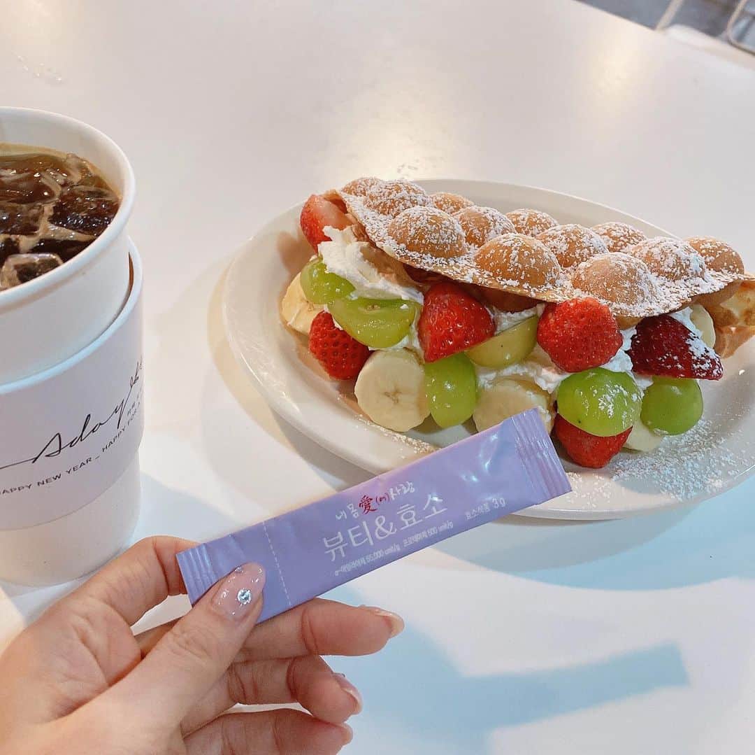 Hyemiさんのインスタグラム写真 - (HyemiInstagram)「뷰티효소 공구 오픈했어요! 이틀만 공구하는 구성이니 놓치지 마세요💜💜  뷰티효소 120포 + 유산균 60포 소비자가 260,000원 기존공구가 156,000원 단 이틀 특별공구가 119,000원  기존 공구가에 비해서도 저렴하고 유산균 증정까지💕💕 유산균 증정은 더이상 없을예정이라 이번에 하시면 핵이득☺️  💞효소는 우리 인간생명에 중요한 역할을 하고 있어요. 기능적으로 분류하면 소화효소, 해독효소, 혈전 분해효소 등 다양한 역할을 해요~  효소는 원래 체내에서 자연적으로 생성되는 물질이지만 특정 효소의 경우 나이가 들수록 체내 효소량이 감소한다고 해요ㅠㅠ 현대인은 하루종일 자주 음식을 먹는 습관이 있기 때문에 음식물의 소화와 흡수에 너무 많은 효소과 낭비되어 지는 경향이 있어요 간혹 과식한 후에는 소화 이외에는 다른 일을 하기 위한 효소가 하나도 남아 있지 않은 경우도 있어요  효소는 열에 약해 쉽게 파괴되기 때문에 일상적인 식사를 통해 보충하기 어렵고 그래서 ✔️효소 식품의 섭취를 통해 부족한 효소량을 보충하는 것이 좋답니다!  ✅ 소화가 잘 되는데도 효소를 먹어야 할까요?  우리 신체는 효소를 무한정 만들어 내는게 아니예요 효소의 양은 정해져 있는데 소화에만 효소가 모두 쓰인다면 건강과 생명을 유지하는데 쓰이는 효소는 자연스레 줄게되죠 효소를 섭취해서 소화가 편안히 된다면 피곤함을 덜 느끼게 되고, 건강해질 확율도 높아져요  ✅뷰티효소를 선택해야하는 이유 간략 설명  👉🏻믿을수 있는 기업 두루원에서 제조했어요. (효소만 30년 연구한곳) 👉🏻적정 역가 수치의 효소에요! (수치가 너무 낮으면 효과가 없고 너무 높으면 몸이 스스로 할 수 있는 역할까지 방해하여 오히려 여러 부작용 등이 발생 할 수 있으므로 주의가 필요해요) 👉🏻피부까지 생각한 효소! (아로니아, 콜라겐 함유) 👉🏻미네랄과 비타민을 함유한 효소 👉🏻역하지 않은 상큼하고 고소한맛이예요  ✅이런분들은 뷰티효소 꼭 필요해요!✅ 탄수화물(밀가루,밥,빵) 섭취가 잦은 분 몸이 묵직하고 답답한 분 인스턴트 섭취가 많은 분 편식 혹은 불규칙적인 식사 습관을 가진 분 앉아있는 시간이 많은 분 소화 불량으로 속이 더부룩한 분 나이들수록 줄어드는 효소로 인해 소화가 약해진 어르신들 임산부 수유부 섭취가능(전성분표 확인해주세요)  #뷰티효소 #효소공구 #설선물」2月1日 22時37分 - hinzajoa