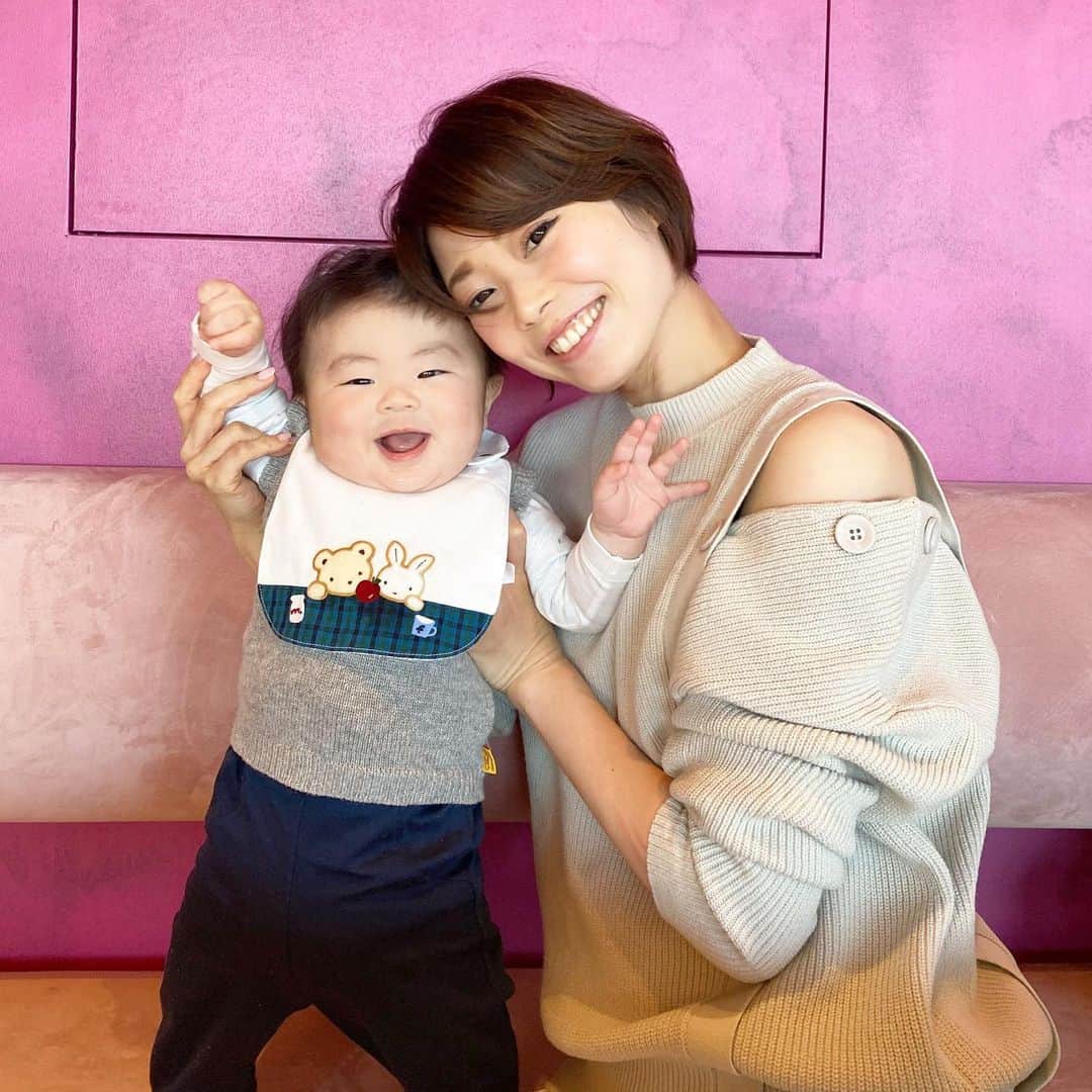 アレルギーナビゲーター 細川真奈 ❤さんのインスタグラム写真 - (アレルギーナビゲーター 細川真奈 ❤Instagram)「今日から2月🤍 . ほんとあっという間に過ぎていく日々。 慌ただしく何てことない日常こそ、 1日1日を 1分1秒を 大切に過ごしたいものです。 . 外でのマスク生活よりも、 家での👶🏻くんとの生活が増えたせいか、必然的に笑うことが多くなって口角も上がりやすくなった気がする😳！ . 👶🏻くん、ありがとう💓 今月も宜しくね💓 . . 新しくおろした @mystrada_official のニット×スカートのセットアップ💕 👶🏻くんも気に入ってくれたみたいで、何度もボタンを引っ張っていました！← その様子が可愛くて可愛くて😍🤤💓また着ようっと💓笑 . . #6月生まれベビー #2020ベビー #令和2年ベビー #男の子ママ #新米ママ #生後7ヶ月 #生後7ヶ月ベビー #男の子ベビー  #成長記録 #育児記録 #親バカ部 #ママライフ #男の子ママコーデ #おやこーで」2月1日 22時41分 - manahosokawa