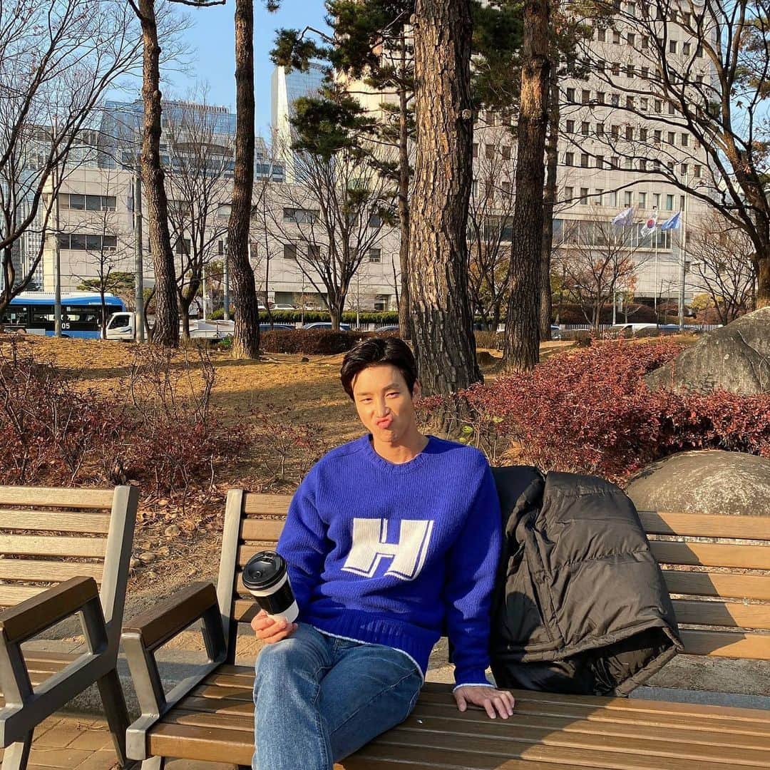 Lee Si-gangのインスタグラム：「💙 이게 언제더라...(촬영중)🎬」