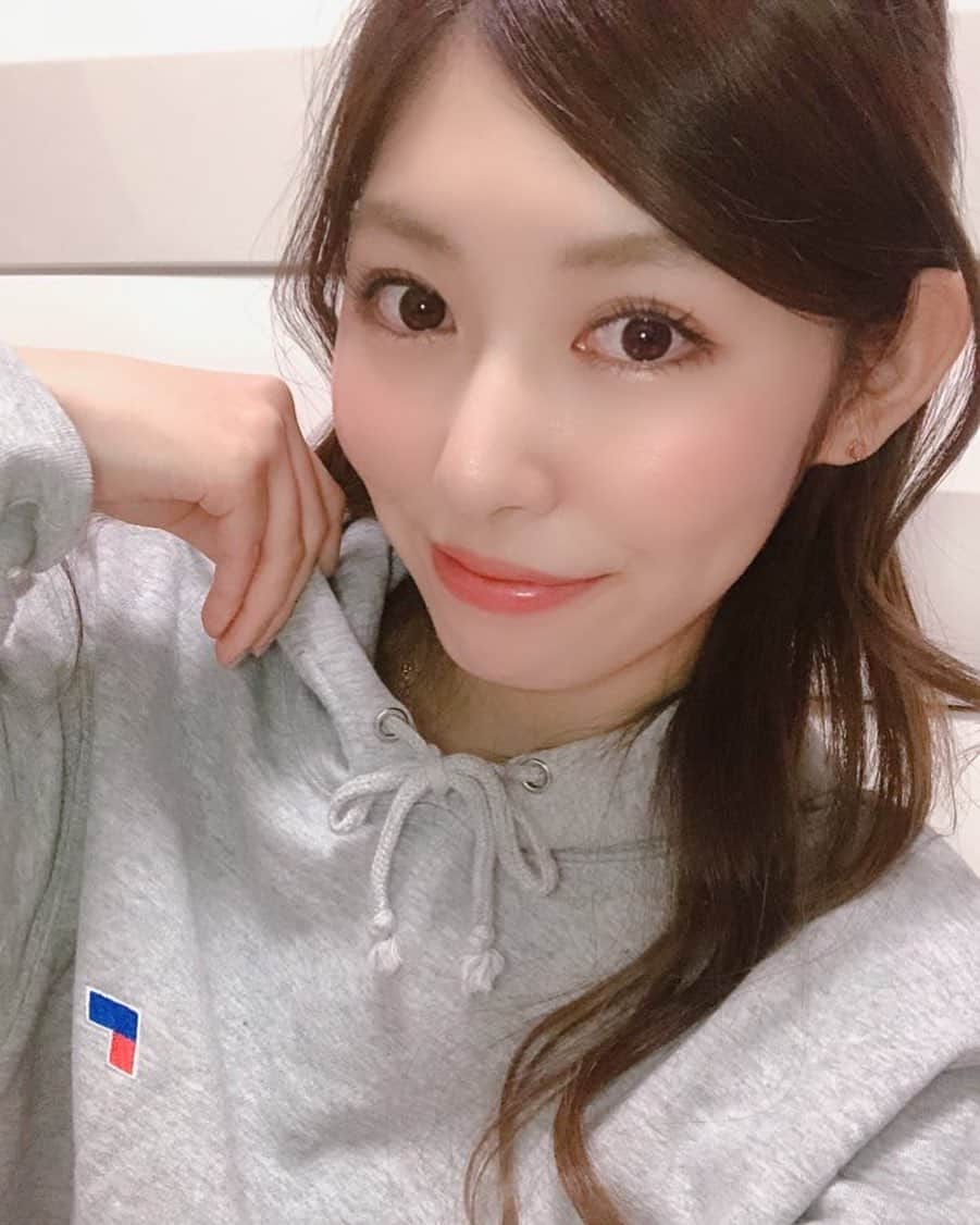 橘ゆりかのインスタグラム：「⛸2月1日🛷❄️﻿ ﻿ ﻿ いつのまにか1月終わったね〜😌﻿ 気づかなかった〜😌😌﻿ ﻿ そして今年も毎年恒例の﻿ #jリーグマスコット総選挙2021 ﻿ スタートしましたね🔵🔴﻿ ﻿ かわいい #東京ドロンパ に投票だー🗼﻿ ﻿ ﻿ ﻿ #2月1日 #青赤 #fc東京 #フーディ #橘ゆりか ﻿ #パーカー女子 #jリーグ #fctokyo」