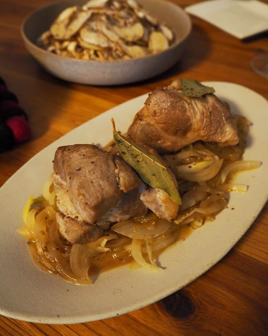 吉野千穂さんのインスタグラム写真 - (吉野千穂Instagram)「千穂飯🌿  豚肩ロースのブロックが残っていたので オリーブオイル、にんにく、塩胡椒、ローリエ、クローブで 漬け込んでからストウブで焼いたら美味しかった…☺️  全面焼いて一度取り出し、玉ねぎ炒めてその上に豚肉を戻し入れて蒸し焼きに。火を止めて1時間くらい放置したら柔らかくでジューシーに仕上がっていた。 そして玉ねぎが甘くて肉の旨味も吸ってて最高だったぁぁ〜。。  思いつきで作ったやつが美味しくできるパターン🙄🙂 * * #豚肉#豚肉料理#豚肩ロース#ストウブ#ストウブ料理#ワインのある暮らし#ワインに合う料理#簡単レシピ#作り置き#作り置きレシピ#常備菜#千穂飯#管理栄養士ごはん#管理栄養士#吉野千穂#おうちごはん#毎日ごはん#朝ごはん#お昼ごはん#晩ごはん#今日のごはん#おうち居酒屋#おつまみ#おつまみレシピ#フードスタイリスト」2月1日 22時47分 - chiho_yoshino