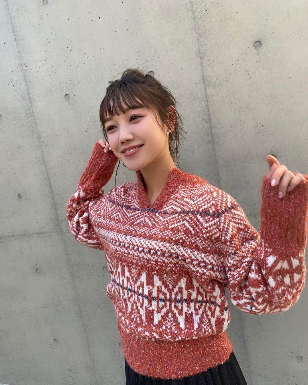 のインスタグラム：「🧠 . 脳洗浄レポ② . 2回目に行ってきました！ . お、驚いた…！ 多少のずれはあると思うのだけど (そう思わないと信じられない。笑) . ２回目は初回に比べてはるかに 変化が目に見えて分かりました👀 . ぐぐっと頭の老廃物やコリがほぐれて きゅうっと頭が一回り小さくなっていた… 触るときに違うんだ！ . そして、初回は出なかった好転反応も出ました。 夜はちょこーっと頭が締め付けられている感覚。 でも翌朝には治ってた◎ 夜中にトイレで目が覚める。 お酒をのんだり、お水を大量に飲んだりしてなくってだよ… 老廃物さんさようならって思って 喜んでトイレへ行きました。笑 . そしてね、1番すごいのが睡眠！ これは初回からなんだけど、 寝るときね頭の先からつま先までぽっかぽかなの！ めちゃくちゃリラックスしていて、ぐっすり眠れる😴 . 次の日頭がクリアになるのも分かる！ 目覚めも最高！ . 眠れなくて困っているひとにもおすすめのようです✨ . ２枚目は施術後半に小さくなった頭を固定するため 包帯ぐるぐるになってます。🤕 衝撃映像だよね！笑 . サロンも綺麗で薬院駅から徒歩圏内だからアクセスも抜群です👌 . 男性は紹介のみ受け付けているそうです…🪁 . . 写真がなかったので前の写真🤳 衣装は @irodoriiro さんです♡ . . #脳洗浄#パラフューズ脳洗浄#パラフューズ#パラフューズ福岡#福岡リラクゼーション#癒し#デトックス」