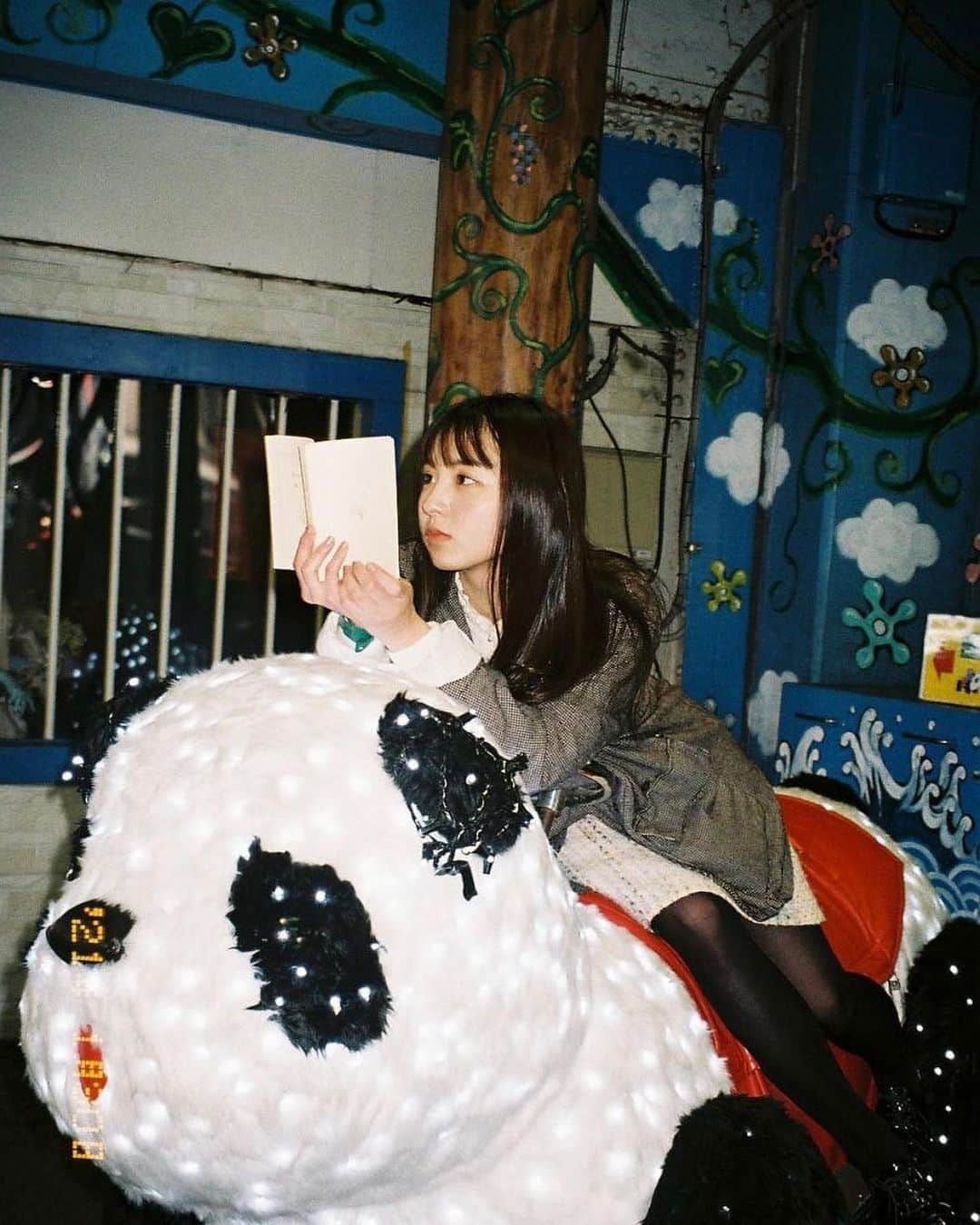 柿原桃里のインスタグラム：「_ 友達が本をテーマに写真撮っててモデルさせてもらった📓🤎  #film  #book」