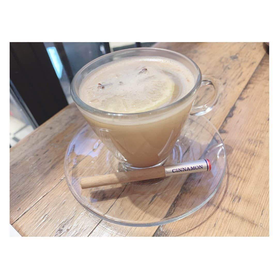 大竹ひとみさんのインスタグラム写真 - (大竹ひとみInstagram)「☕️ . .  お久しぶりです！ 今月からまたたくさん投稿出来たらなと思ってます😊  これは #grannysmith さんに行った時のお写真。🥧  アップルパイ好きにとって、アップルパイ専門店は幸せの極み。  ドリンクは#ホットアップルサイダー を注文。シナモンが効いてて温まった~😊  (過去のお写真です。今は外出自粛してます🙇🏻‍♀️) . . #過去pic #銀座カフェ #東急プラザ銀座 #grannysmith #アップルパイ専門店 #スモア #ケーキ #ハイトーンボブ #ブラックコーデ #applepie #cafe #blackcode #selca #followｍe #instagood #instalike #애플파이 #카페스타그램 #셀카 #좋아요 #팔로미」2月1日 22時49分 - iamhitomi_48