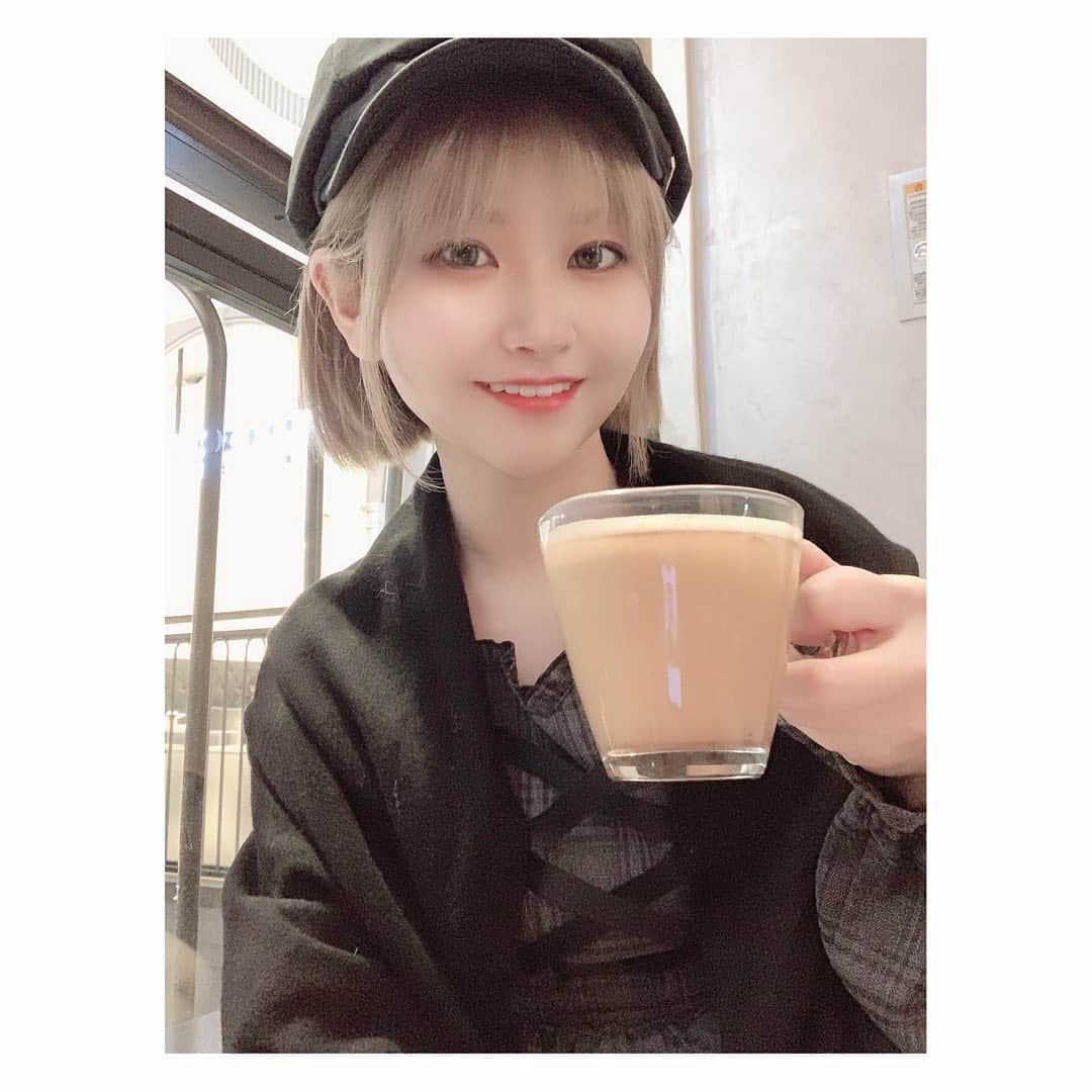 大竹ひとみさんのインスタグラム写真 - (大竹ひとみInstagram)「☕️ . .  お久しぶりです！ 今月からまたたくさん投稿出来たらなと思ってます😊  これは #grannysmith さんに行った時のお写真。🥧  アップルパイ好きにとって、アップルパイ専門店は幸せの極み。  ドリンクは#ホットアップルサイダー を注文。シナモンが効いてて温まった~😊  (過去のお写真です。今は外出自粛してます🙇🏻‍♀️) . . #過去pic #銀座カフェ #東急プラザ銀座 #grannysmith #アップルパイ専門店 #スモア #ケーキ #ハイトーンボブ #ブラックコーデ #applepie #cafe #blackcode #selca #followｍe #instagood #instalike #애플파이 #카페스타그램 #셀카 #좋아요 #팔로미」2月1日 22時49分 - iamhitomi_48