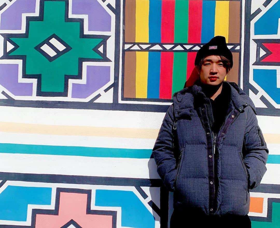 Yota Towatariのインスタグラム：「2021年最初の投稿失礼致します。  本日また一つ歳を重ねました。  20代最後の年。妙に感慨深い物もありますが、20代の内にやりたい事がいっぱいあるので 今まで以上に色んなことに挑戦していくような年にして行きたいなぁ。  去年はコロナの影響もあり、あまり音楽活動を行う事が出来ない年ではありましたが今まで以上に自分と向き合う事が多いと感じた年でもありました。  本当に大変な一年でした。(皆さんにとっても、そうですよね…。)  ですがそんな状況下で、将来的にどうしてもやりたい事を再確認した年でもありました。  今は中々実現させる事が厳しいかもしれないけど、必ず実現させたい！！  だからこそ色んな事にチャレンジしながら今のうちに沢山力を蓄えたい。  言葉には出来ないけど、エネルギーが満ち溢れている今日この頃。  改めて29歳の戸渡陽太をよろしくお願いします！  #photo #photography #portrait #birthday #southafrica #colorful」