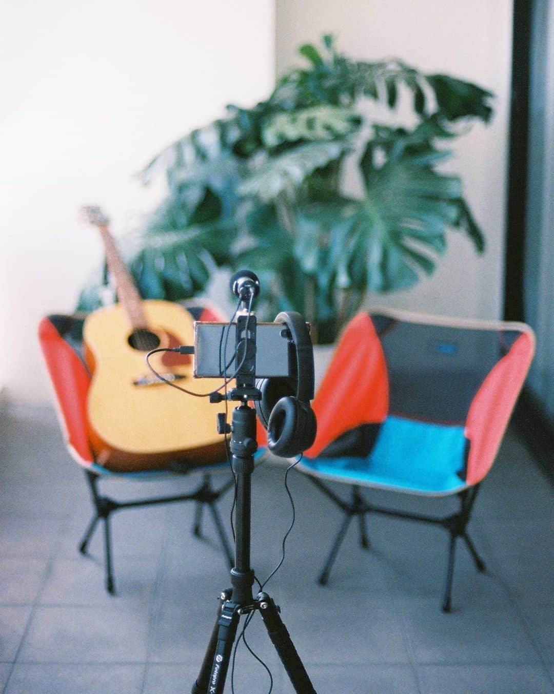バイトゥーイ・ズワピットのインスタグラム：「เบื้องหลังคลิปร้องเพลงปีใหม่...ฝากเลื่อนไปดูภาพสุดท้ายด้วยนะฮะ🤭 .  ปล ดองฟิล์มครบ1เดือนพอดี #zvpfilms  #nikonfm2 #nikonfm2n8 #lomography400」