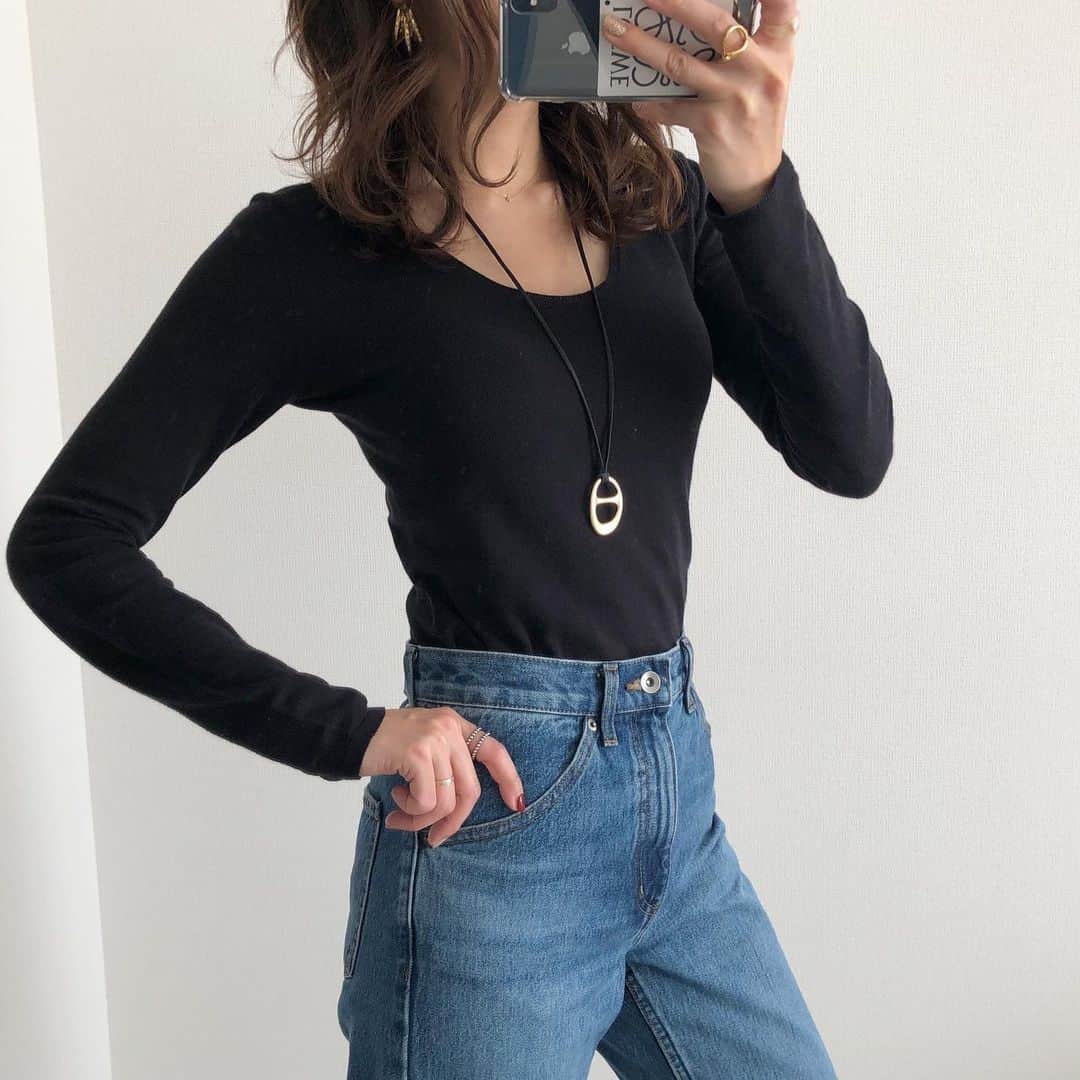 Miyoさんのインスタグラム写真 - (MiyoInstagram)「【上下UNIQLO U❤︎】﻿ ▷▷▷スワイプ﻿ ﻿ ﻿ 1/25に投稿した全身UNIQLOUの﻿ カーディガンの下はこんな感じでした☺️﻿ ﻿ 薄手だけど、体にフィットして着心地がいい﻿ 3Dニット🖤﻿ 多少透け感があるのでインナーはブラックの﻿ ヒートテックを着ました☺️﻿ ボトムスにinしても羽織りの下に着てもごわついたり﻿ 着膨れしないのでインナー使いに便利です👌🏻﻿ ﻿ ﻿ ﻿ ﻿ #3Dハイツイストコットンクルーネックセーター …#UNIQLO#ユニクロユー﻿ #レギュラーフィットストレートハイライズジーンズ …#ユニクロ﻿ ピアス…#zara#ザラ﻿ リング…#3coins﻿ ロングネックレス…#楽天roomに載せてます﻿ ﻿ ﻿ #UNIQLOU#ユニクロ購入品#UNIQLOコーデ#ユニクロコーデ#着回しコーデ#ブーツコーデ#スニーカーコーデ#ザラコーデ#ザラジョ#ママコーデ#ママファッション#プチプラコーデ#プチプラファッション#シンプルコーデ#カジュアルコーデ#大人カジュアル#きれいめカジュアル﻿ ﻿ ﻿ ﻿ ﻿ ﻿」2月1日 22時57分 - miyopu