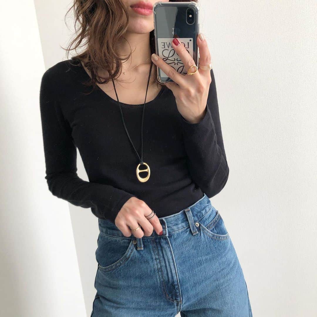 Miyoさんのインスタグラム写真 - (MiyoInstagram)「【上下UNIQLO U❤︎】﻿ ▷▷▷スワイプ﻿ ﻿ ﻿ 1/25に投稿した全身UNIQLOUの﻿ カーディガンの下はこんな感じでした☺️﻿ ﻿ 薄手だけど、体にフィットして着心地がいい﻿ 3Dニット🖤﻿ 多少透け感があるのでインナーはブラックの﻿ ヒートテックを着ました☺️﻿ ボトムスにinしても羽織りの下に着てもごわついたり﻿ 着膨れしないのでインナー使いに便利です👌🏻﻿ ﻿ ﻿ ﻿ ﻿ #3Dハイツイストコットンクルーネックセーター …#UNIQLO#ユニクロユー﻿ #レギュラーフィットストレートハイライズジーンズ …#ユニクロ﻿ ピアス…#zara#ザラ﻿ リング…#3coins﻿ ロングネックレス…#楽天roomに載せてます﻿ ﻿ ﻿ #UNIQLOU#ユニクロ購入品#UNIQLOコーデ#ユニクロコーデ#着回しコーデ#ブーツコーデ#スニーカーコーデ#ザラコーデ#ザラジョ#ママコーデ#ママファッション#プチプラコーデ#プチプラファッション#シンプルコーデ#カジュアルコーデ#大人カジュアル#きれいめカジュアル﻿ ﻿ ﻿ ﻿ ﻿ ﻿」2月1日 22時57分 - miyopu