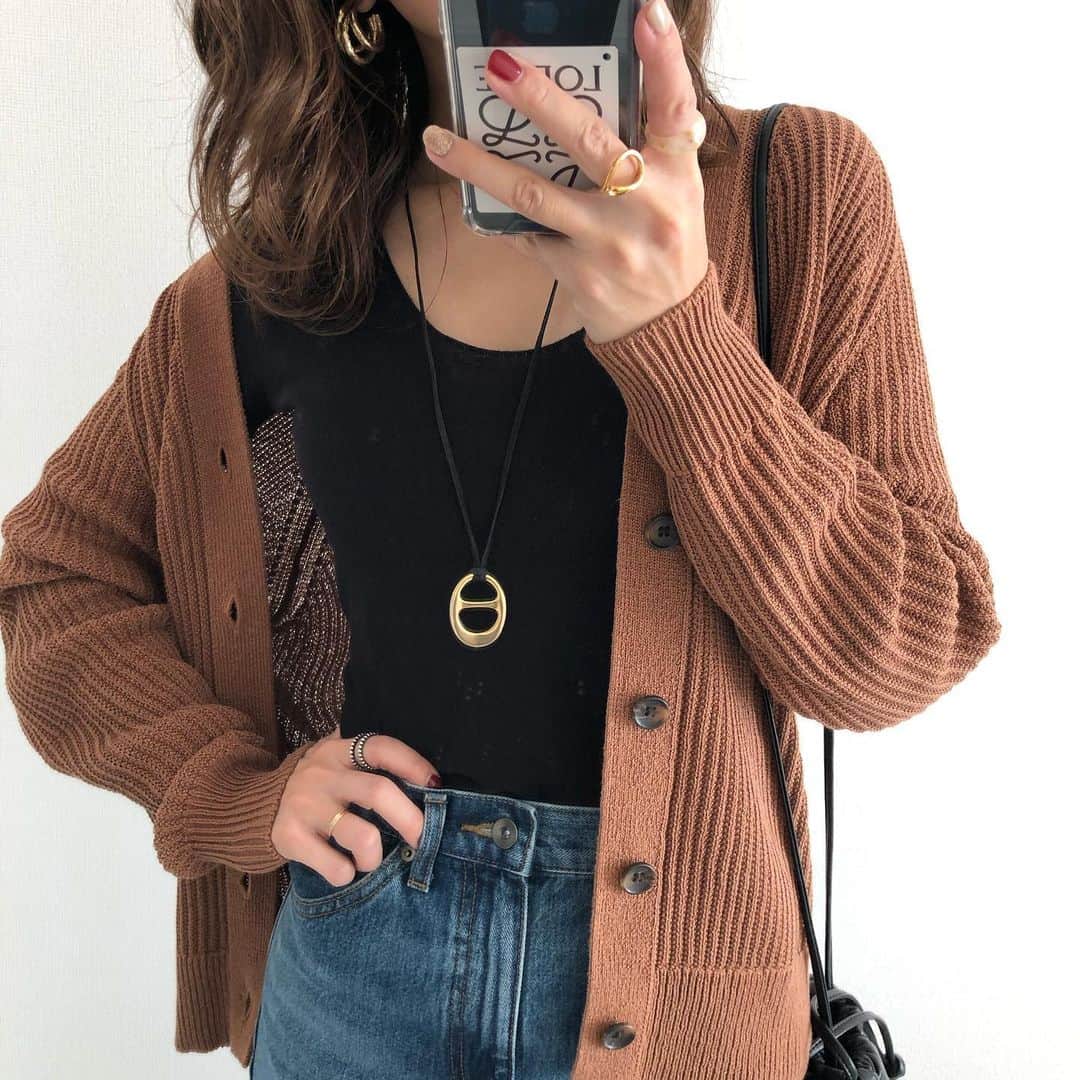 Miyoさんのインスタグラム写真 - (MiyoInstagram)「【上下UNIQLO U❤︎】﻿ ▷▷▷スワイプ﻿ ﻿ ﻿ 1/25に投稿した全身UNIQLOUの﻿ カーディガンの下はこんな感じでした☺️﻿ ﻿ 薄手だけど、体にフィットして着心地がいい﻿ 3Dニット🖤﻿ 多少透け感があるのでインナーはブラックの﻿ ヒートテックを着ました☺️﻿ ボトムスにinしても羽織りの下に着てもごわついたり﻿ 着膨れしないのでインナー使いに便利です👌🏻﻿ ﻿ ﻿ ﻿ ﻿ #3Dハイツイストコットンクルーネックセーター …#UNIQLO#ユニクロユー﻿ #レギュラーフィットストレートハイライズジーンズ …#ユニクロ﻿ ピアス…#zara#ザラ﻿ リング…#3coins﻿ ロングネックレス…#楽天roomに載せてます﻿ ﻿ ﻿ #UNIQLOU#ユニクロ購入品#UNIQLOコーデ#ユニクロコーデ#着回しコーデ#ブーツコーデ#スニーカーコーデ#ザラコーデ#ザラジョ#ママコーデ#ママファッション#プチプラコーデ#プチプラファッション#シンプルコーデ#カジュアルコーデ#大人カジュアル#きれいめカジュアル﻿ ﻿ ﻿ ﻿ ﻿ ﻿」2月1日 22時57分 - miyopu