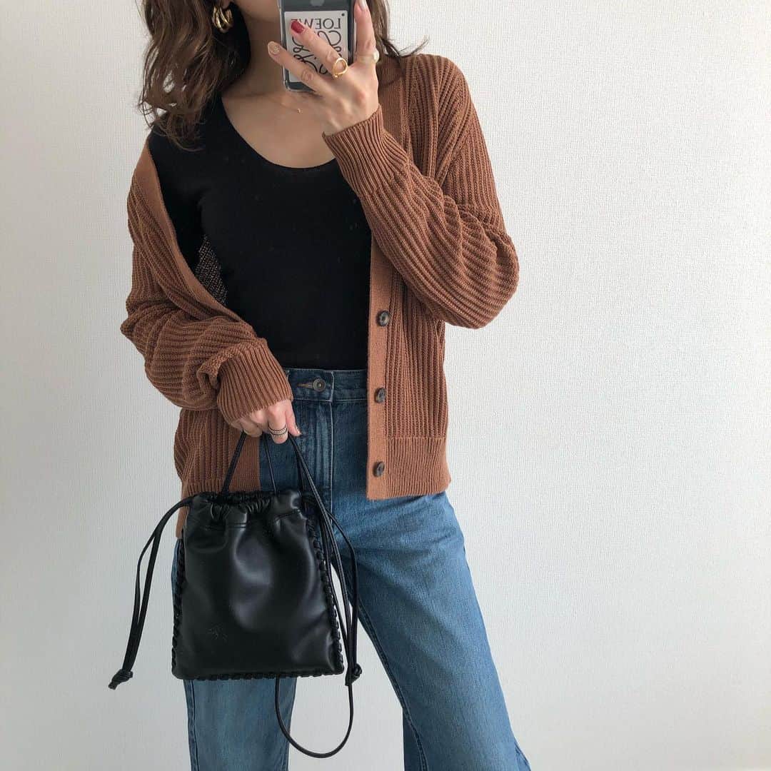 Miyoさんのインスタグラム写真 - (MiyoInstagram)「【上下UNIQLO U❤︎】﻿ ▷▷▷スワイプ﻿ ﻿ ﻿ 1/25に投稿した全身UNIQLOUの﻿ カーディガンの下はこんな感じでした☺️﻿ ﻿ 薄手だけど、体にフィットして着心地がいい﻿ 3Dニット🖤﻿ 多少透け感があるのでインナーはブラックの﻿ ヒートテックを着ました☺️﻿ ボトムスにinしても羽織りの下に着てもごわついたり﻿ 着膨れしないのでインナー使いに便利です👌🏻﻿ ﻿ ﻿ ﻿ ﻿ #3Dハイツイストコットンクルーネックセーター …#UNIQLO#ユニクロユー﻿ #レギュラーフィットストレートハイライズジーンズ …#ユニクロ﻿ ピアス…#zara#ザラ﻿ リング…#3coins﻿ ロングネックレス…#楽天roomに載せてます﻿ ﻿ ﻿ #UNIQLOU#ユニクロ購入品#UNIQLOコーデ#ユニクロコーデ#着回しコーデ#ブーツコーデ#スニーカーコーデ#ザラコーデ#ザラジョ#ママコーデ#ママファッション#プチプラコーデ#プチプラファッション#シンプルコーデ#カジュアルコーデ#大人カジュアル#きれいめカジュアル﻿ ﻿ ﻿ ﻿ ﻿ ﻿」2月1日 22時57分 - miyopu