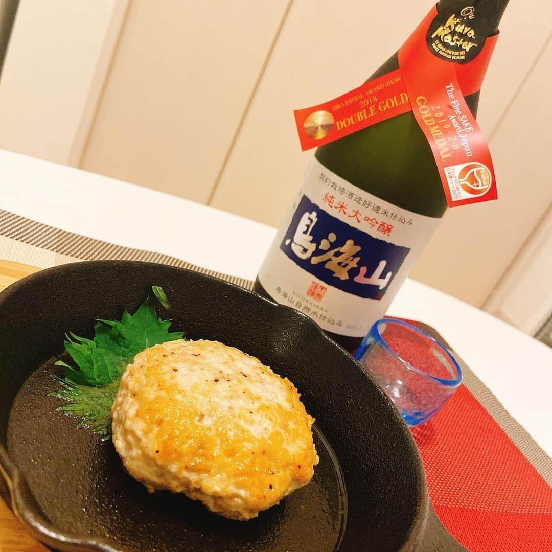 住吉史衣さんのインスタグラム写真 - (住吉史衣Instagram)「. . アンバサダーをしている天寿酒造さんの日本酒🍶🌾 美味しい日本酒はそのまま飲んでも、お料理と合わせても、 美味しい🤤💕 そして隠し味にもすこーし🤫♡お料理が最高になる！ #ワイングラスでおいしい日本酒アワード #ゴールドメダル 🎖とのこどったのでグラスチェンジ🥂 . . @tenju_1830 #天寿酒造  #鳥海山 #日本酒 #純米大吟醸 #純米 #純米酒 #大吟醸 #晩酌 #晩酌女子 #晩酌メニュー #晩酌タイム #自炊 #自炊女子 #自炊生活 #節約生活 #節約ごはん #簡単美味しい #美味しすぎて太りそう 🐷 #おちょこ #ワイングラス #おうちごはん #おうち時間 #nihonshu #japanesesake #sake #sakebottle #和食 #和食ごはん . .」2月1日 22時59分 - fumie_0426