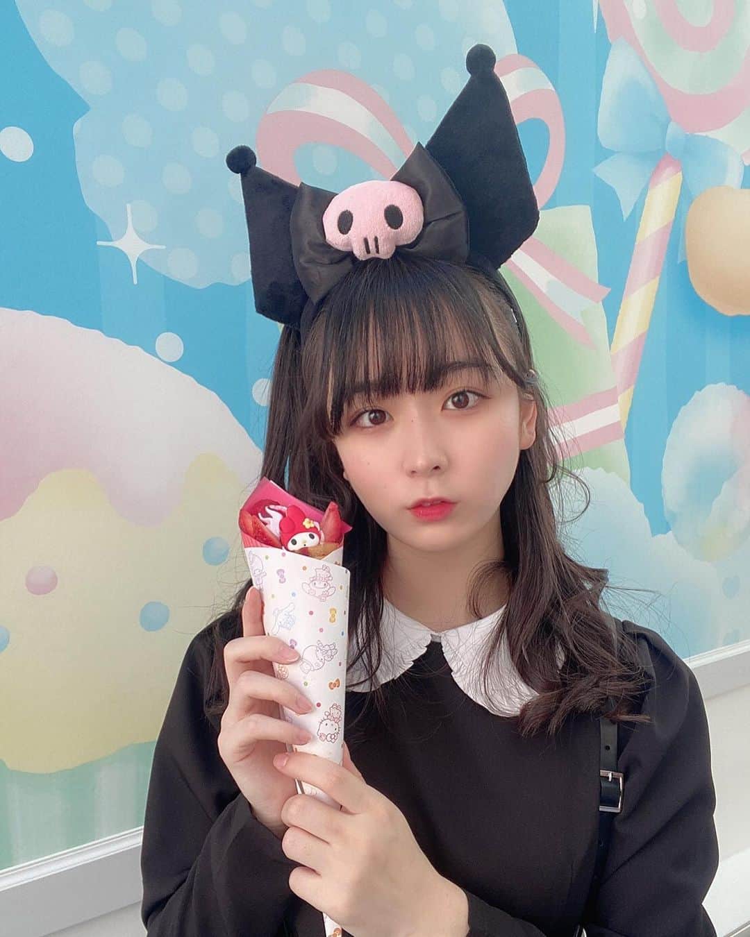 高田もものインスタグラム：「. マイメロなんだけどっ？🥺((違う . ※このマイメロちゃんはあとで美味しく高田ももが頂きました . 2枚目は今のTwitterのトプ画です . かしこ . #高田もも #かしこってなに #かしこ #あいどる #アイドル #idol #japaneseidol #かみやど #ひらがなかみやど #クロミ #クロミちゃん #サンリオ #サンリオピューロランド #blackoutfit #black #instagood #instagram #ミスid2021 #ミスid #クレープ #マイメロ #マイメロディ #前髪 #巻き髪」