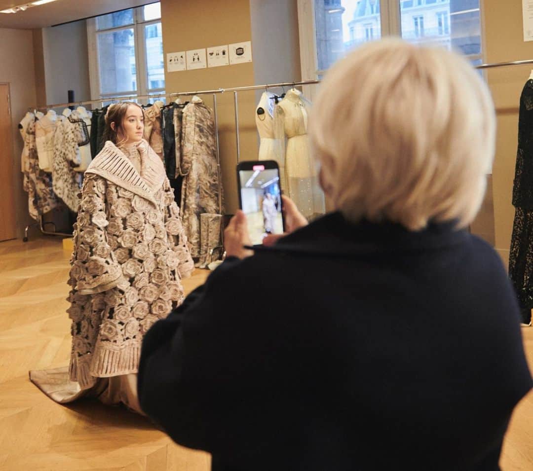 のインスタグラム：「A glimpse inside the #FendiCouture atelier, where @MrKimJones’ debut Spring Summer 2021 collection took shape.    Artistic Director of Couture and Womenswear Collections: @MrKimJones Artistic Director of Accessories and Menswear Collections: @SilviaVenturiniFendi Jewellery Creative Director: @delfinadelettrez   Photographer: @brett_lloyd Model: @leonettalf」