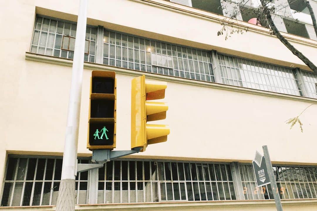 斉藤翠のインスタグラム：「🚦 旅行先で信号とか、壁や家を見るのが好き☺️ ・ ・ #スペイン思い出紀行 #スペイン旅行記 #今更ですがシリーズ #spain2019 #spaintravel」