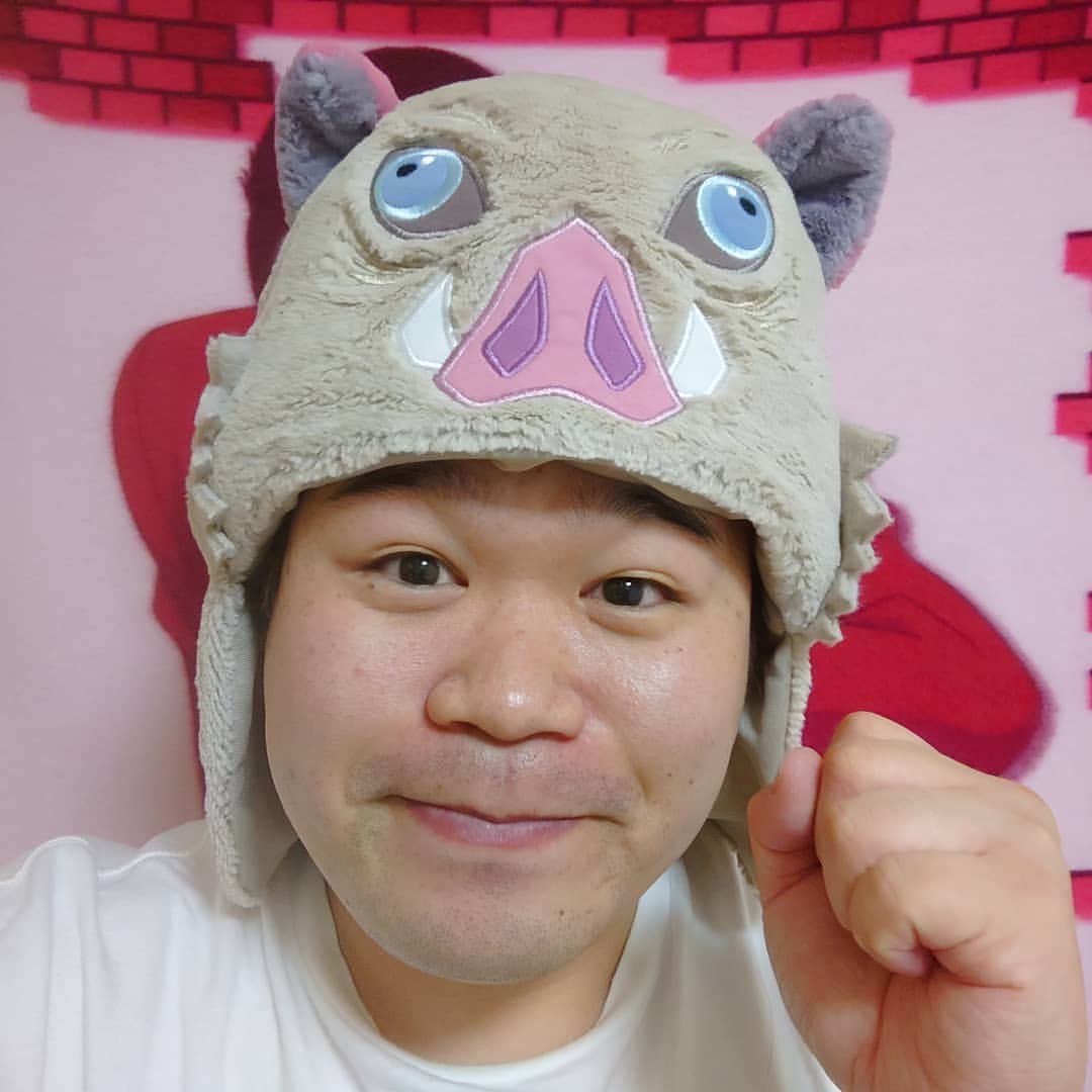 あしべのインスタグラム：「今日は、素敵な誕生日プレゼントいただきました✨  似合ってます？😁（笑）  #あしべ #ものまね #鬼滅の刃 #伊之助 #誕生日プレゼント」
