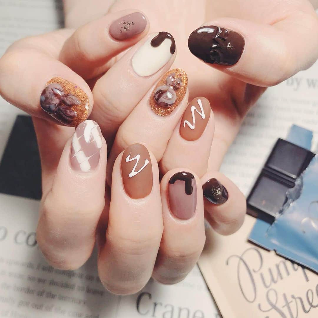 なかやまちえこのインスタグラム：「Valentine nails.⠀ ⠀ インスタライブ の使用商材は画像をスライドして頂くとご覧いただけます☺️🙏⠀ ※ライブ中に『Dark Matter』と伝えていたグリッターは『Miller labyrinth』です💦大変申し訳ありません。。⠀ ⠀  PREGEL・Betty gel・きまぐれキャット・PREANFA・PREXY商品は、⠀ ネイリストの方は↓ ⠀ プリモール @nail_premall ⠀ http://gelnailshop.com/ ⠀ ⠀ キャンディポケット @candypocket_official ⠀ http://www.beautysupport.jp/sm/script_main/shoptop.php ⠀ ⠀ セルフの方は↓ ⠀ ジョイアート @joyartofficial ⠀ http://joyart.biz/ ⠀ ⠀ にて購入頂けます☺️⠀⠀ ⠀ #nail #nails #nailart #ネイル #美甲 #ネイルアート  #japanesenailart #manucure #japanesenails #manicurist #gelnails #أظافر #네일아트 #미용 #vẽmóng #ngườiđẹp  #เพ้นท์เล็บ #искусствоногтя #artedeuñas #เพ้นท์เล็บเจล #ジェルネイルデザイン #ネイルデザイン #senikuku #nagelkunst #valentinenails #バレンタインネイル #バレンタイン #valentine #ワッフル #waffle @pregelofficial @bettygel_official @kimagure_cat_whim @prexyofficial」