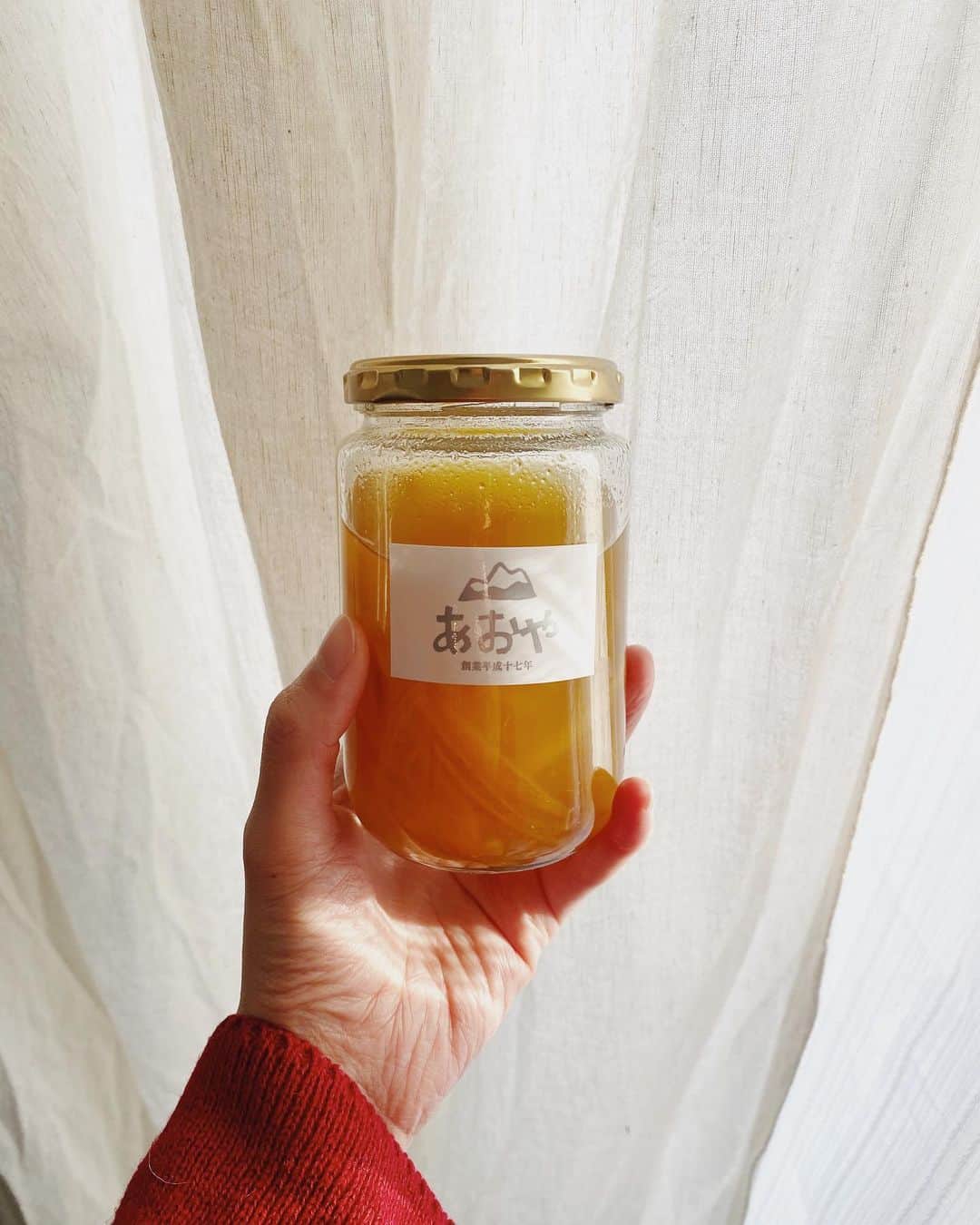 イアリサのインスタグラム：「@aoyakyoto のゆず茶🍊 私はここの酵素シロップも寿養茶もリピートしてます。 . ゆず茶は苦味もしっかりあって、ゆず本来の味を楽しめて、なのに口に残らなくて、素朴なようでとても深みがあっていい。 . 今の私の生活だと食べ物や飲み物全てに気を使うことは難しいけど、やっぱり私は自分自身が求めている人工的よりも自然的なものを無理なく取り入れて生きていたい🌏 . ほんのちょっと飲食を気にかけるだけで自分が軽くなったりイライラする事も少なくなったり良い事がある。 . ずっと余裕なかったから久しぶりにまた色々勉強したいな〜。 . 数日前に無農薬レモンを入手したからまたレモンシロップも作る🍋 それではおやすみなさい。」